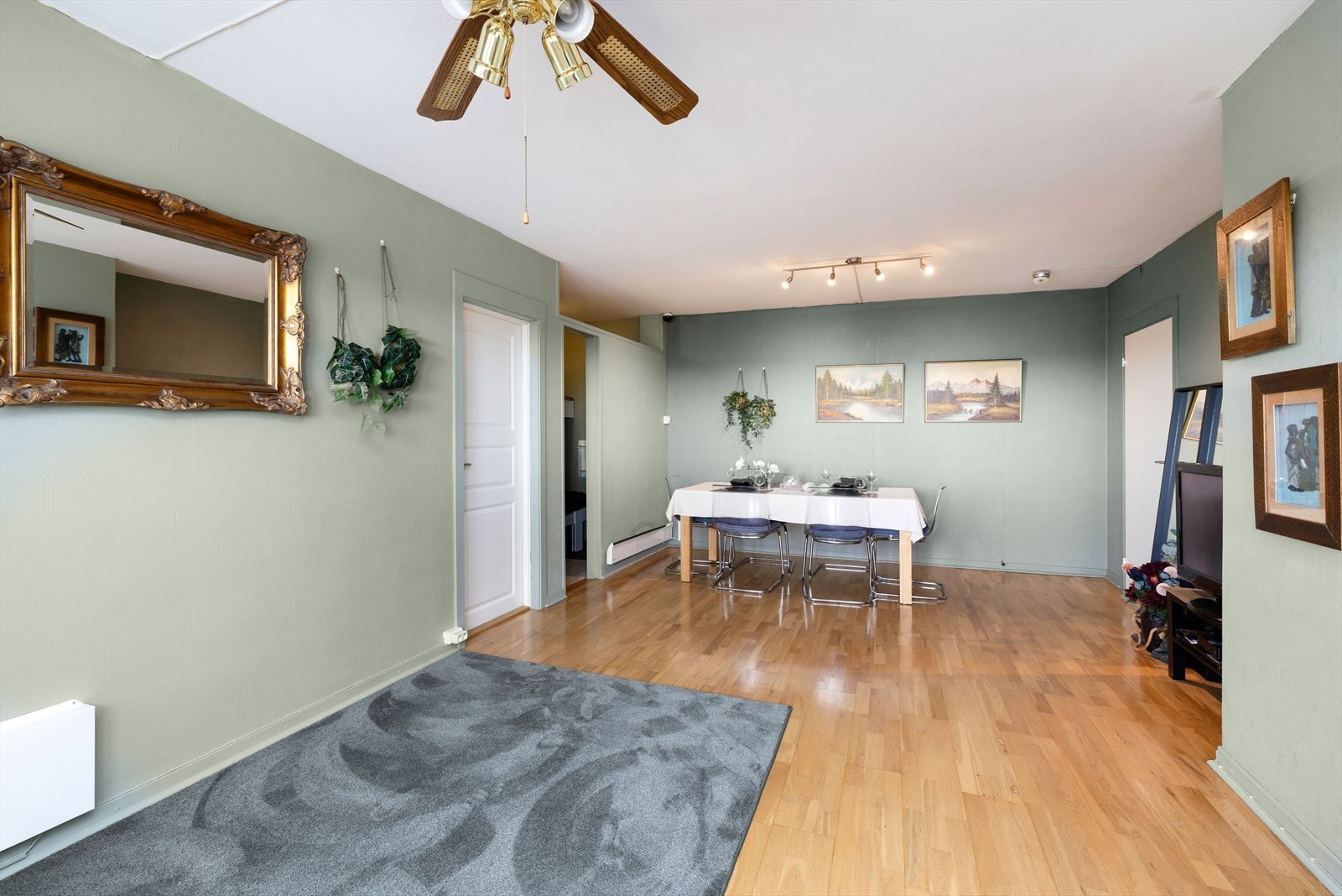 Stue sett mot spisebord Galleribilde