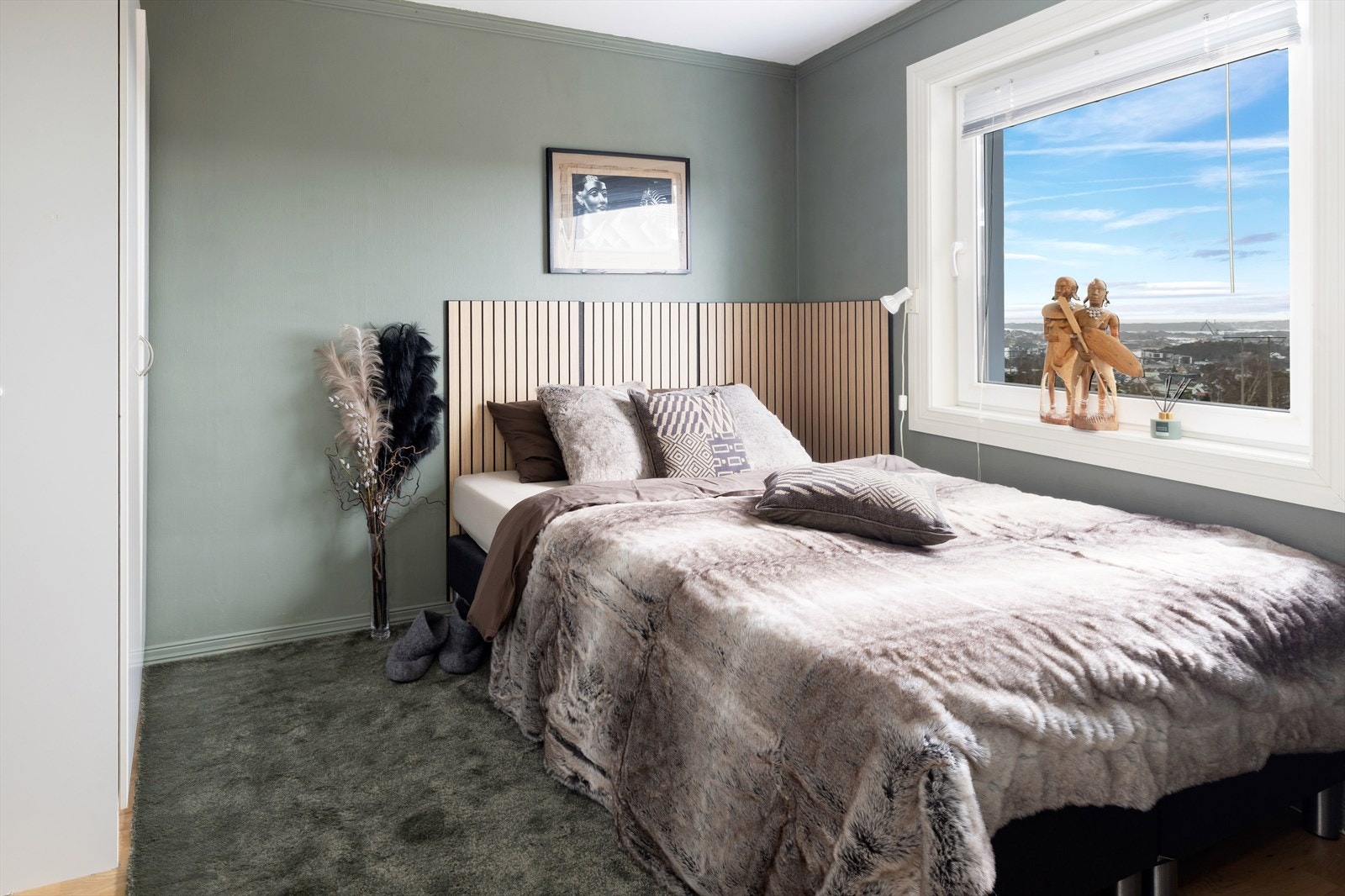 Pent og romslig soverom med god plass til dobbeltseng og garderobeskap Galleribilde