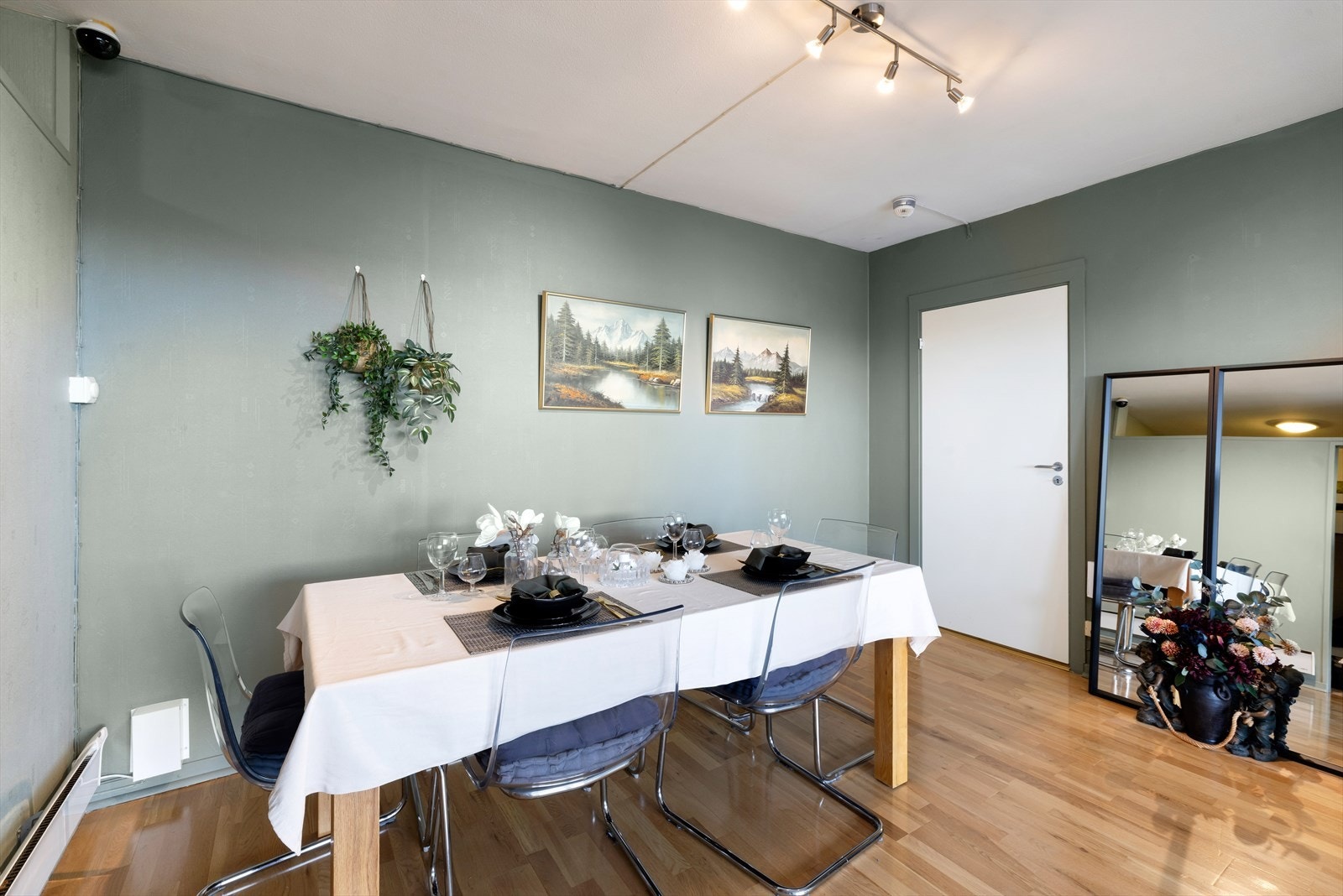 Plass til romslig spisebord med plass til opptil 8 spiseplasser Galleribilde