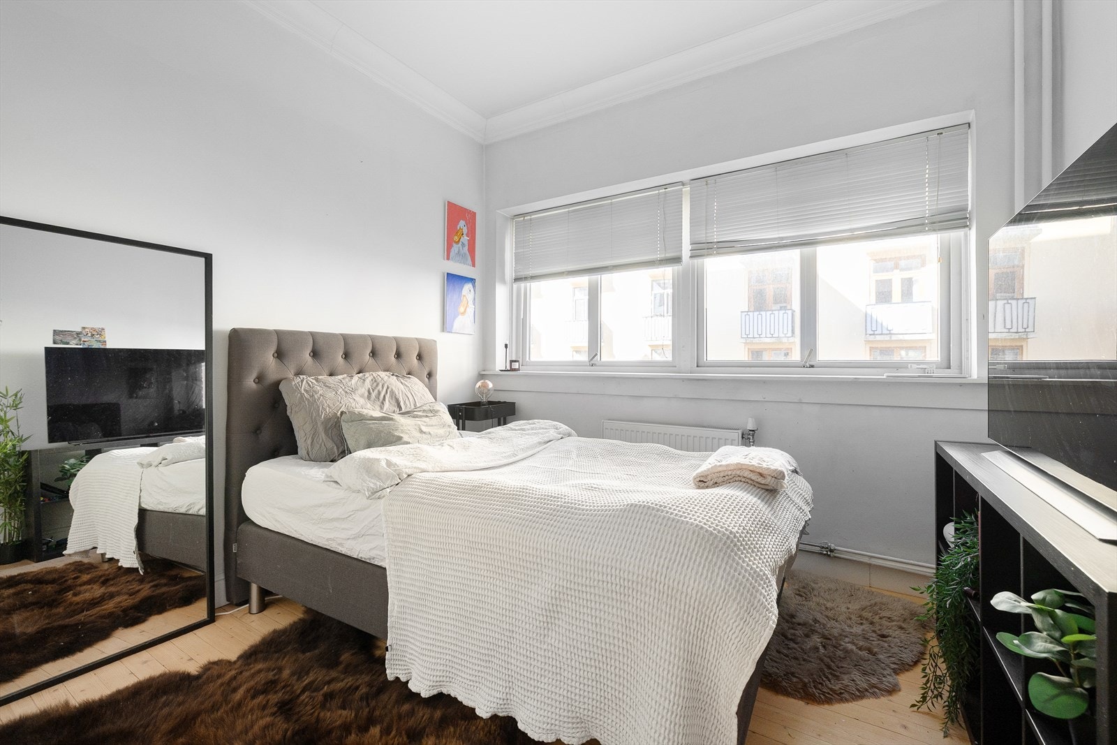 Soverom nummer to er romslig og har plass til dobbeltseng, nattbord og kommode. Galleribilde