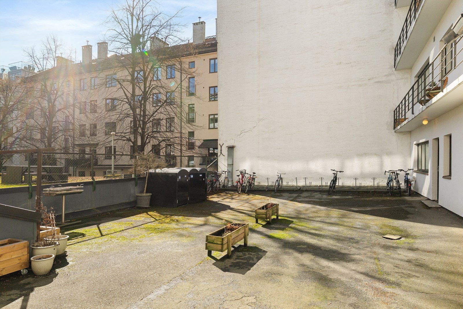 Bakgård. Galleribilde