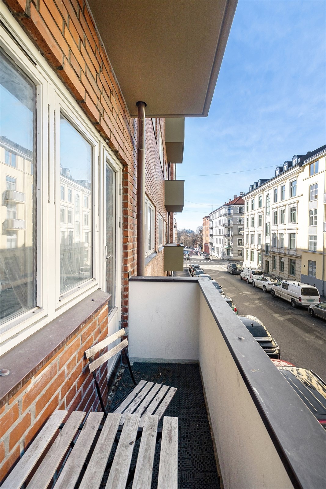 Flott balkong med sol fra tidlig ettermiddag til kvelden (ca. 13 - 19 midtsommers). Balkongen er ca. 2,3 kvm og har plass til utemøblement og beplantning. Galleribilde
