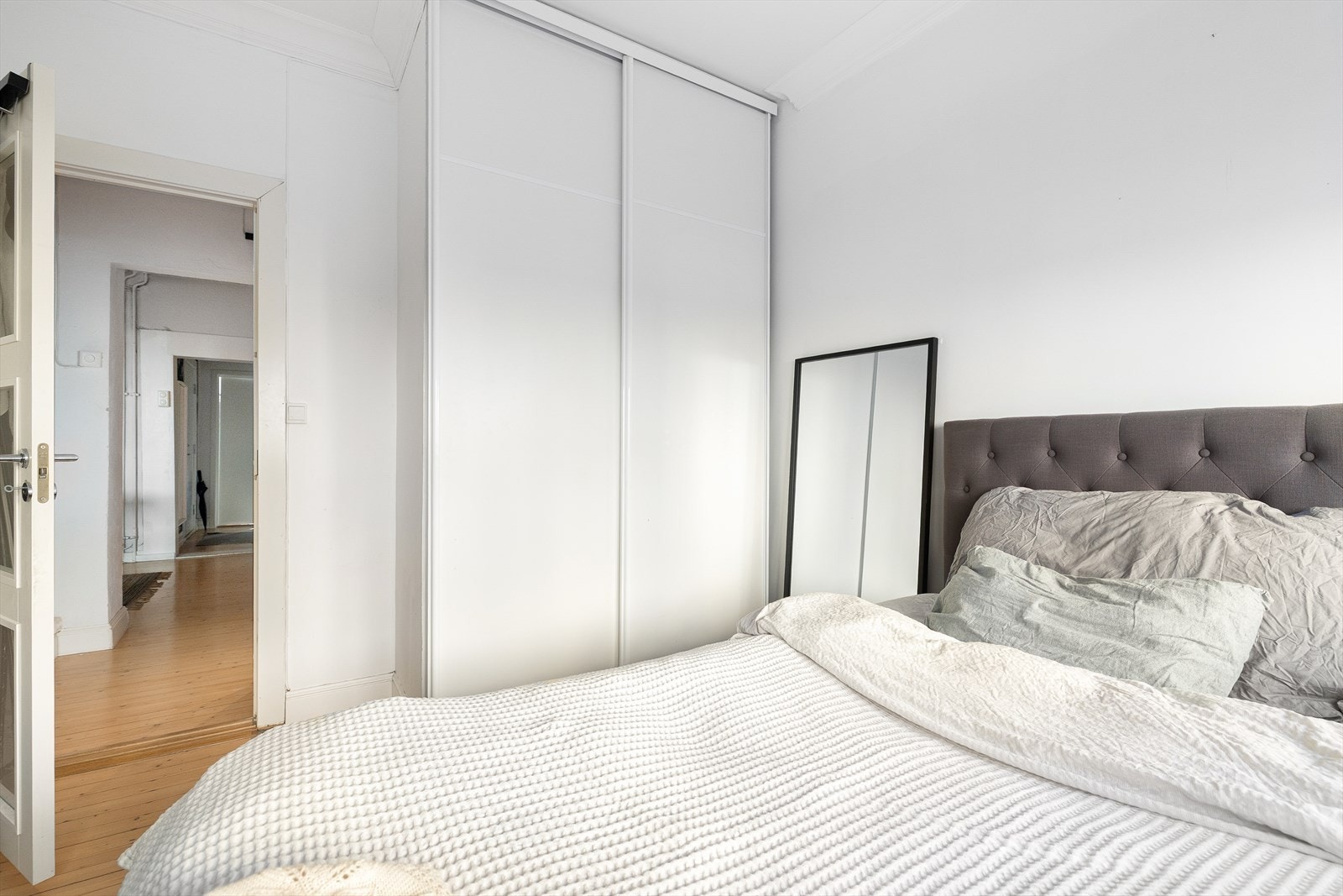 Integrert skyvedørsgarderobe med plass til klær. Galleribilde