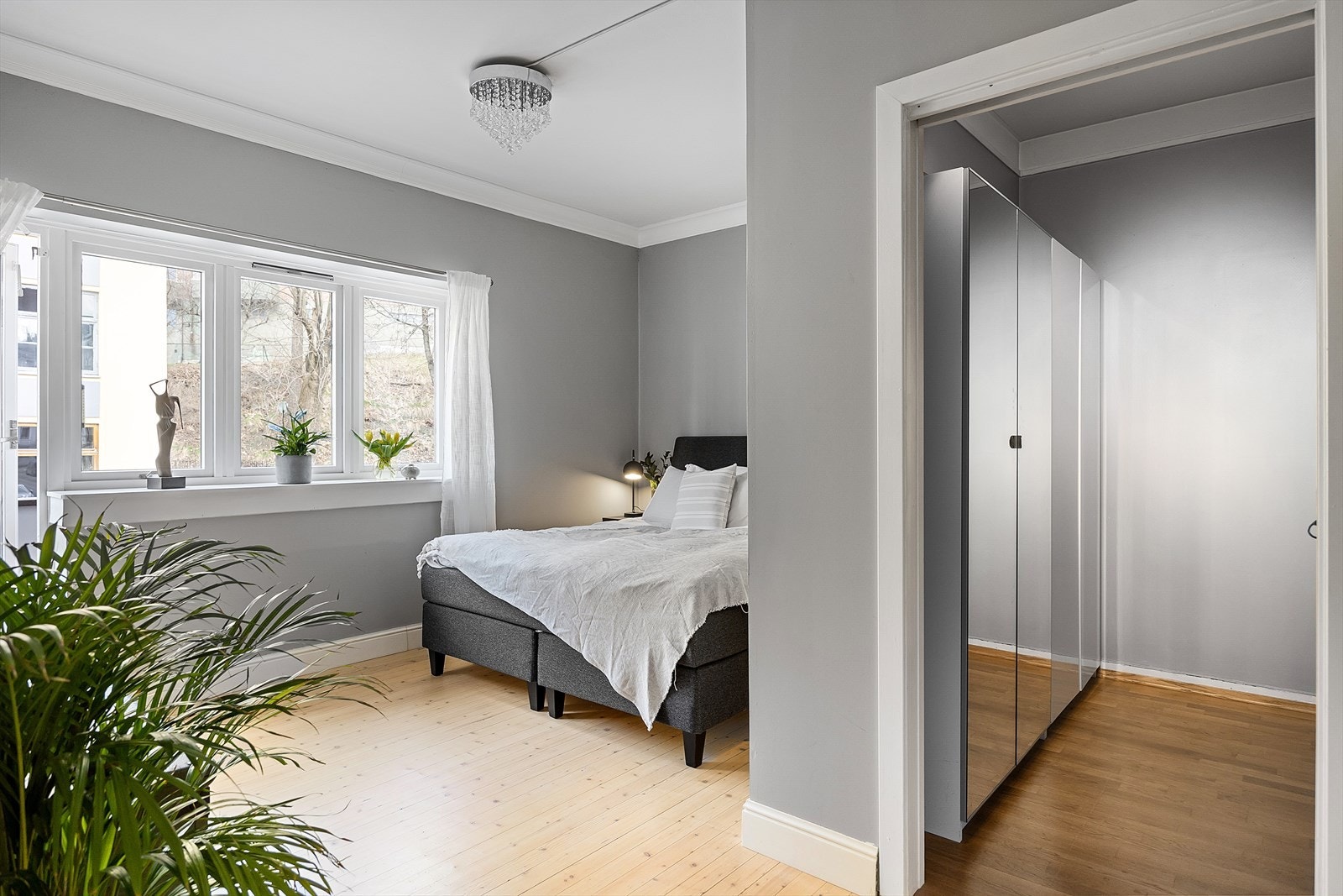 Hovedsoverommet har utgang til balkong og tilgang til eget omkledningsrom. Galleribilde