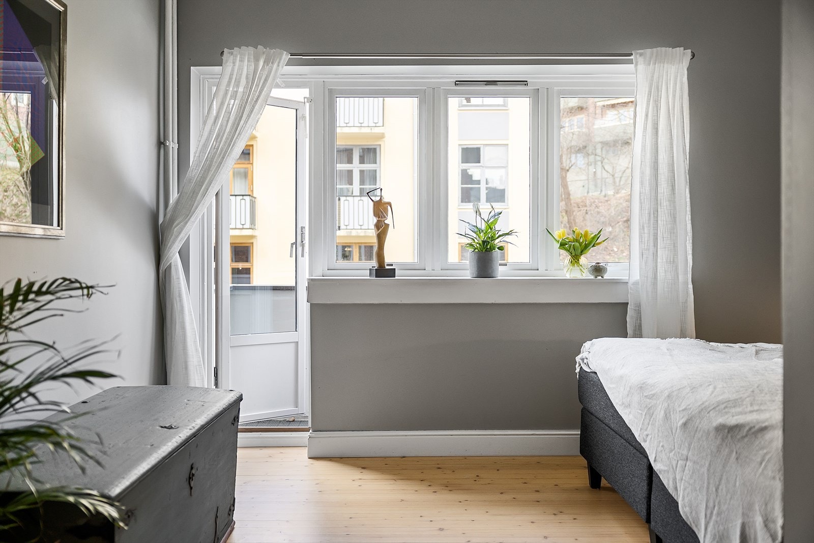 Rommet har store vindusflater som slipper rikelig inn med naturlig lys. Galleribilde