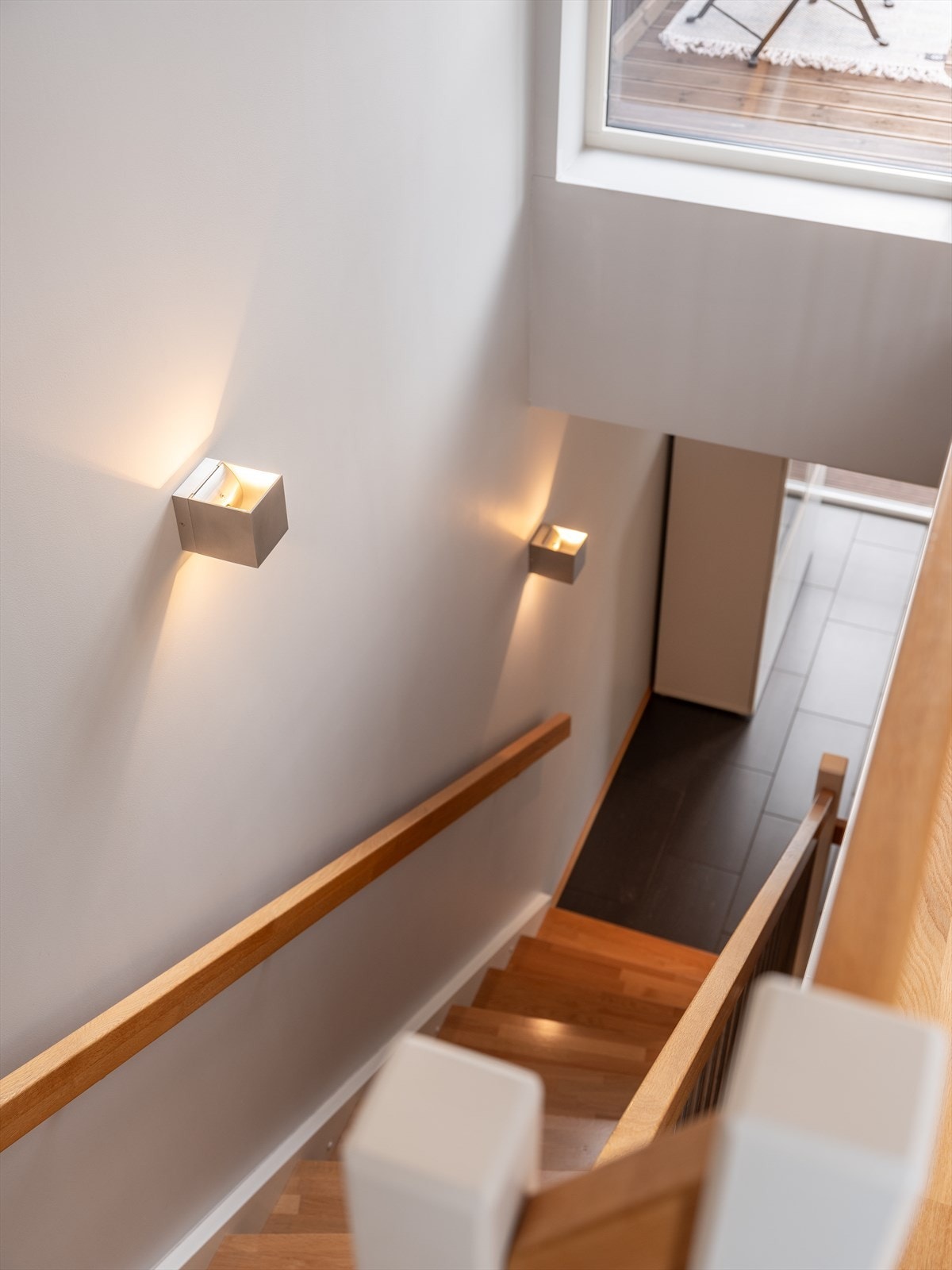 Det følger med en ekstern bod på 2m², denne er plassert i carporten. Galleribilde