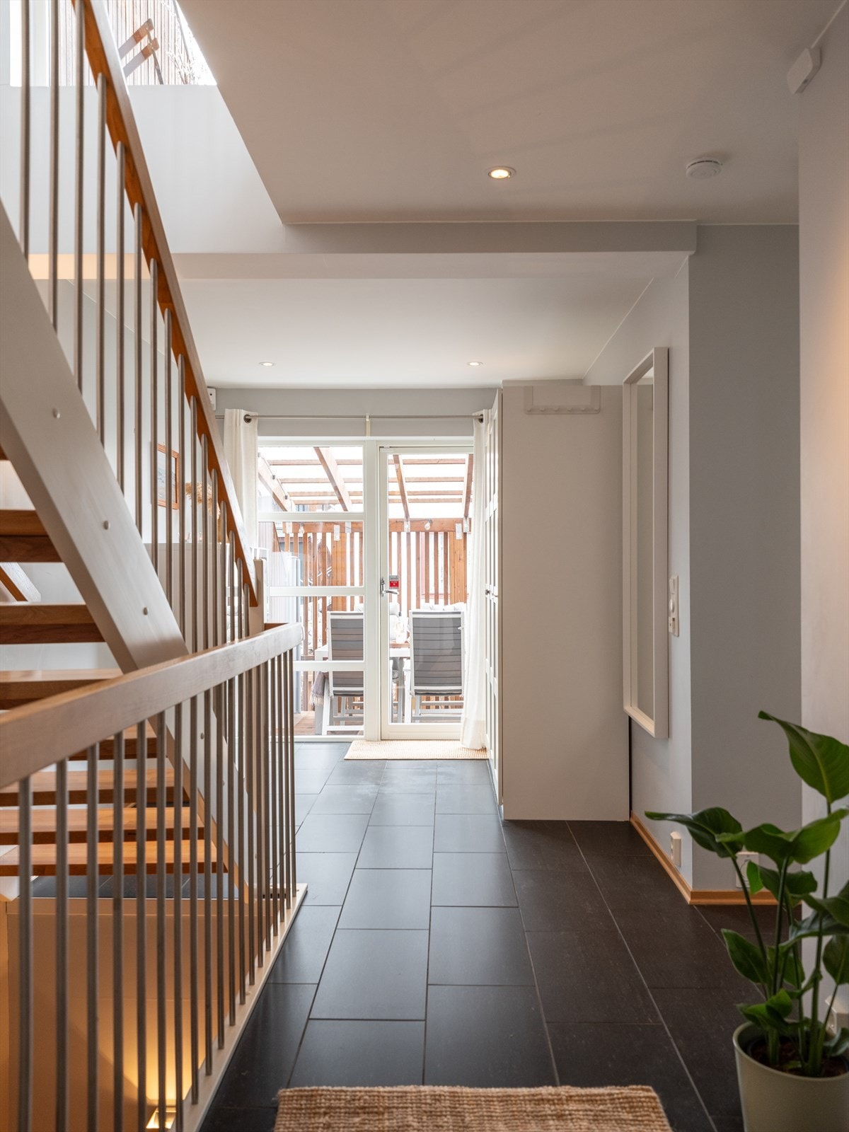 1. etasjen har en stor og flislagt gang på hele 18m². Galleribilde