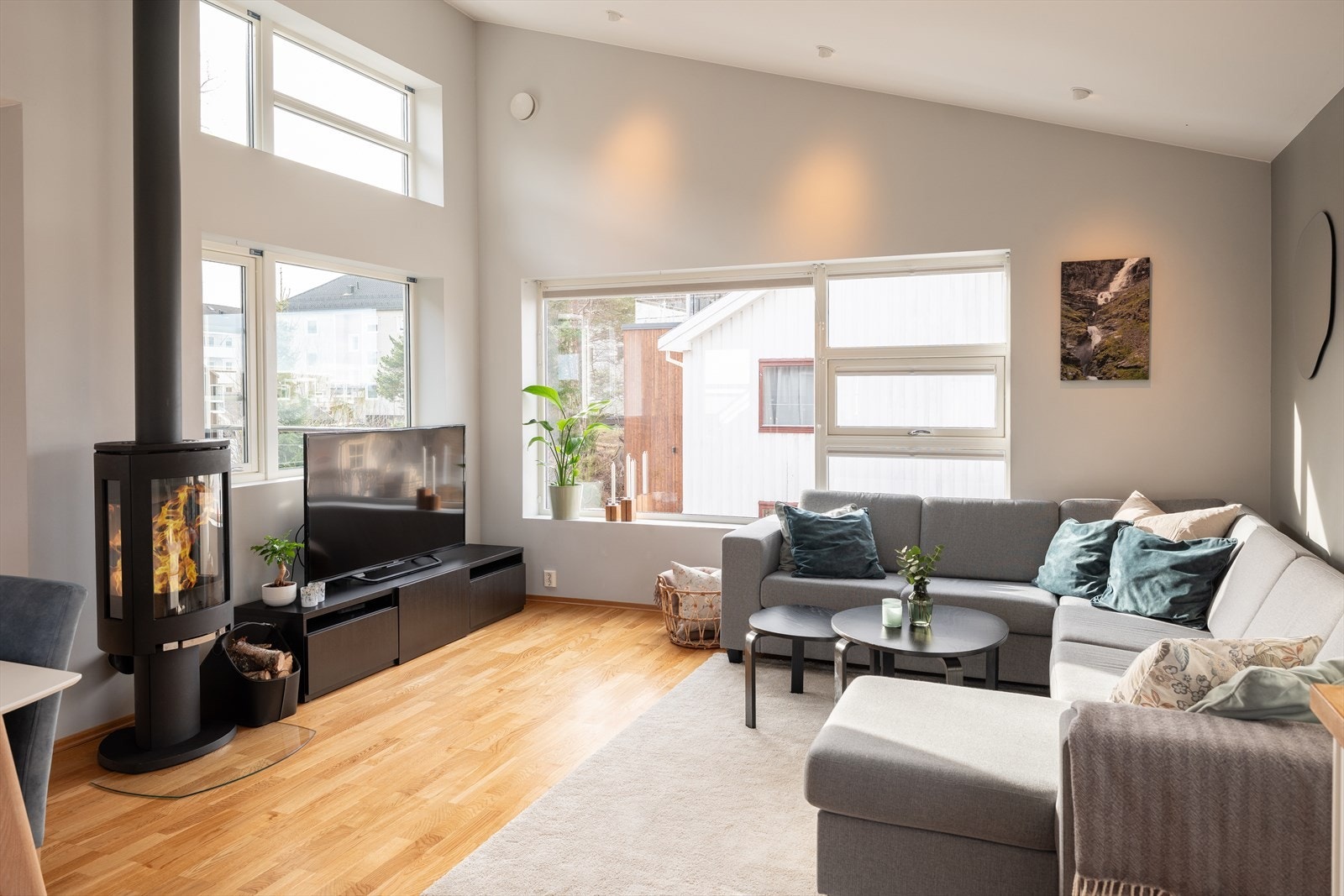 Boligen har et totalt areal på 126m² BRA, hvor boligen utgjør 124m² BRA-I. Galleribilde