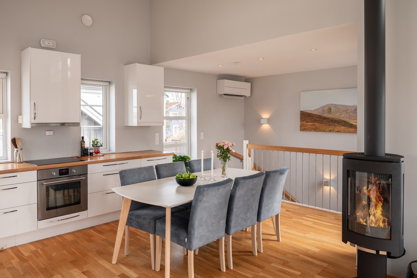 Huset har varmepumpe og vedfyring som oppvarmingsalternativer. Det er også balansert ventilasjon som bidrar til ett behagelig inneklima. Galleribilde