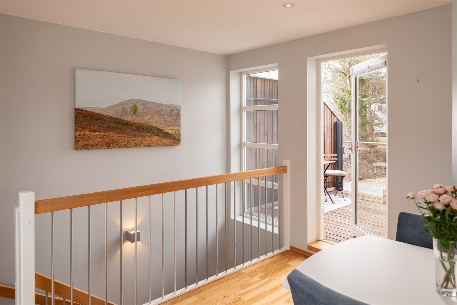 Fra spisestuen i 2. etasje er det utgang til altan. Galleribilde