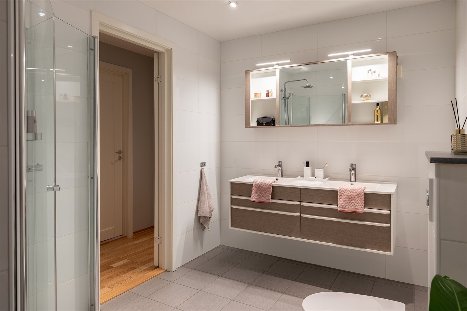 Badet i kjelleretasjen er på romslige 7,5m². Det er satt inn dobbeltservant med rikelig av lagringsplass. Galleribilde
