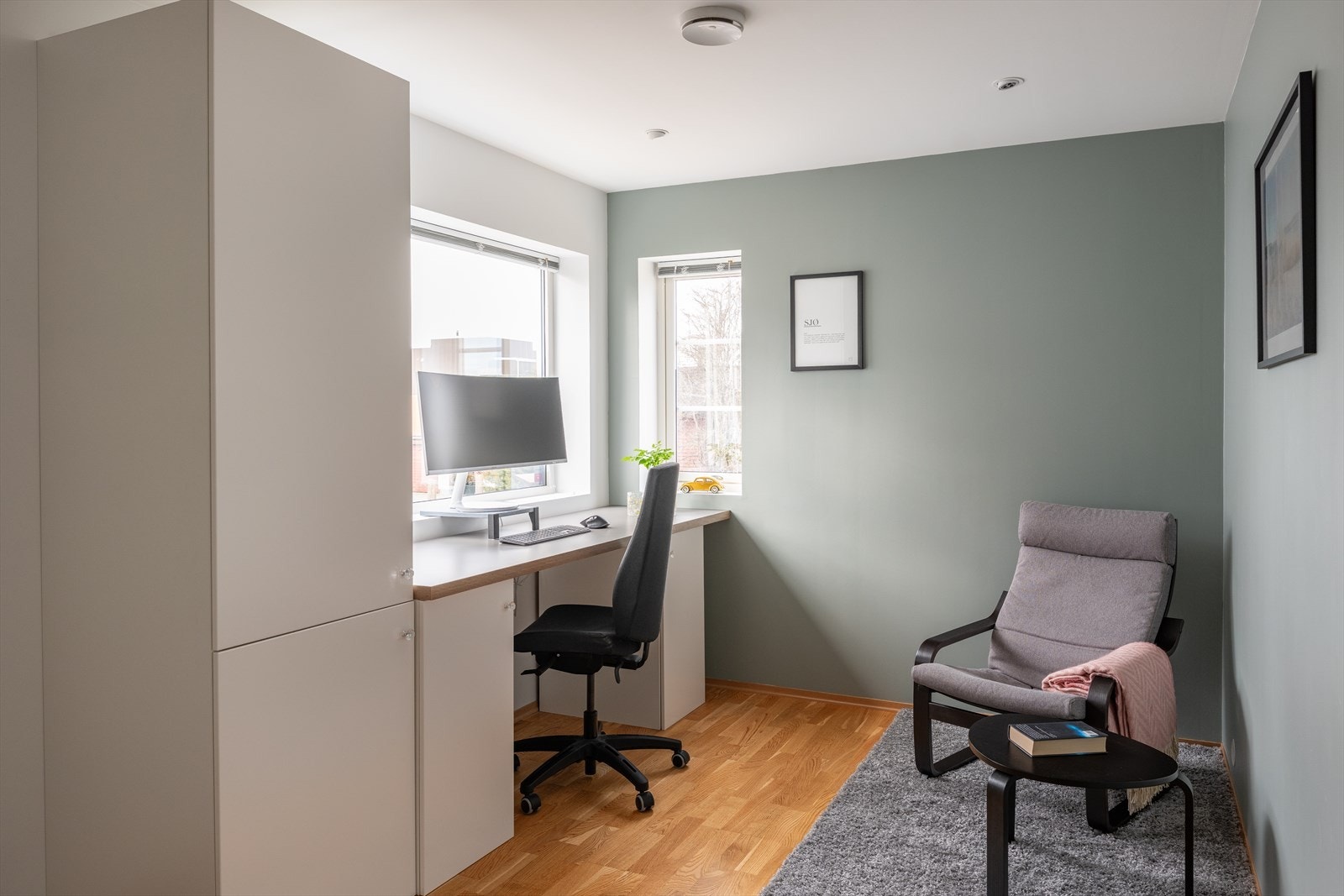 Husets andre rom er på 12m² og egner seg godt som walk-in closet, kontor, barnerom eller hva enn du måtte ønske. Galleribilde