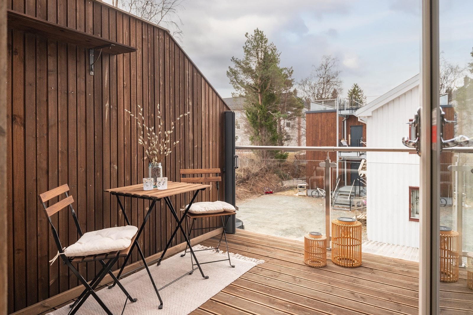 Altanen er sørvendt og er på hele 7m². Her nyter man godt av de gode solforholdene. Galleribilde