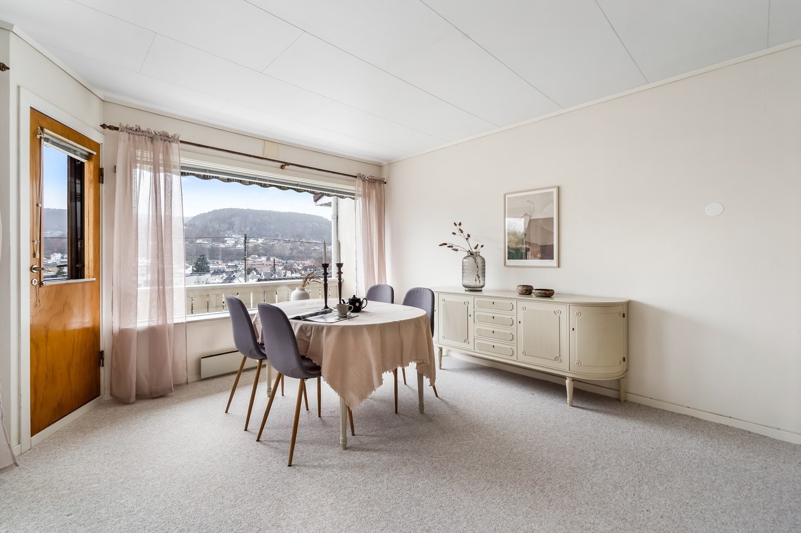 Spisestue med flott utsikt over sentrum, og gode solforhold. Galleribilde
