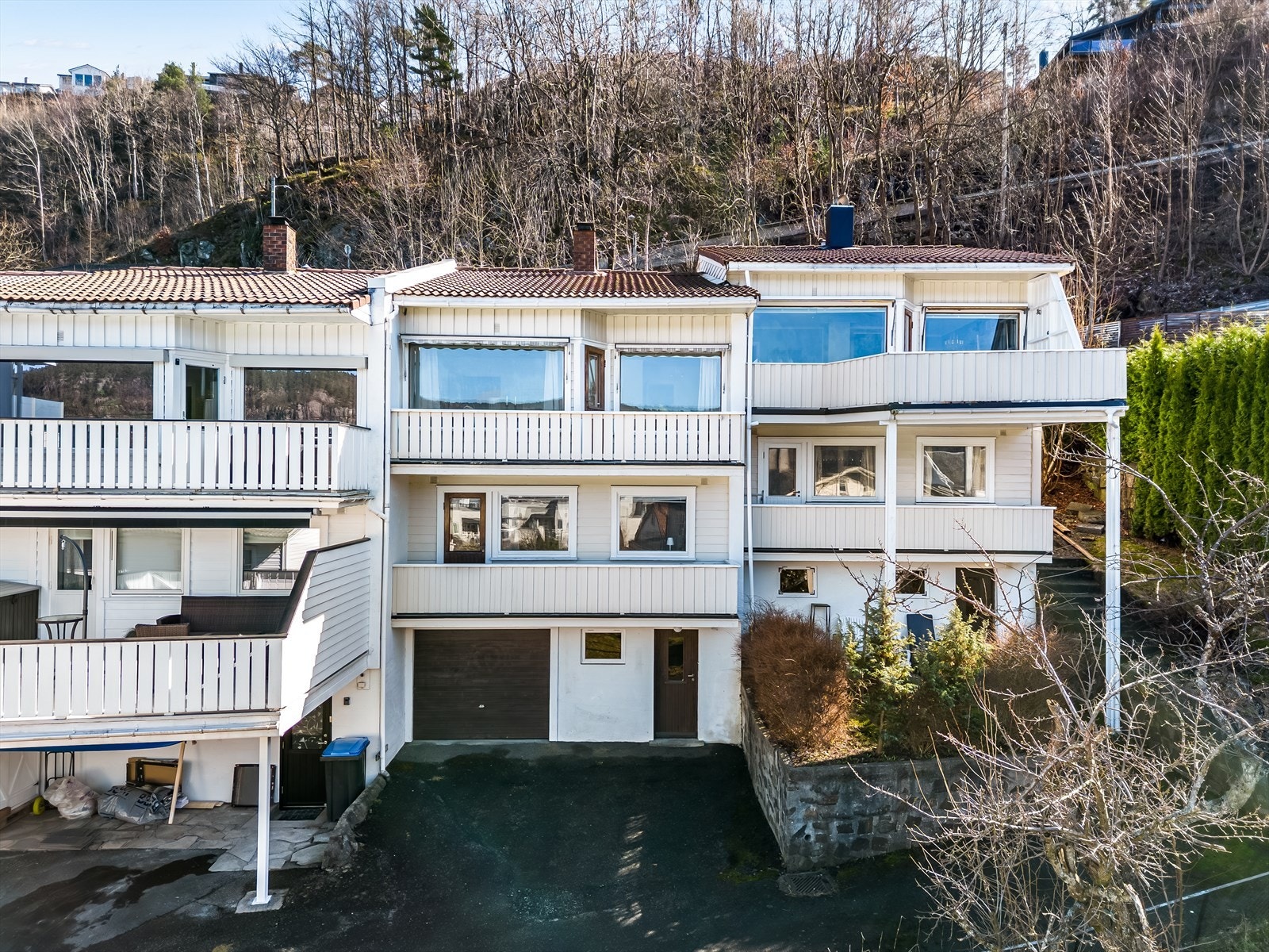 Boligen går over 2 plan, i tillegg til en underetasje med bod og integrert garasje og en loftsetasje. Galleribilde