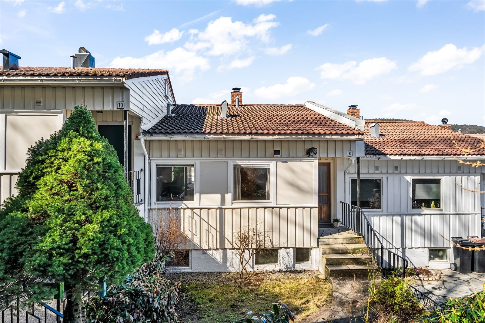 Inngangsparti og hage i bakkant av boligen. Galleribilde