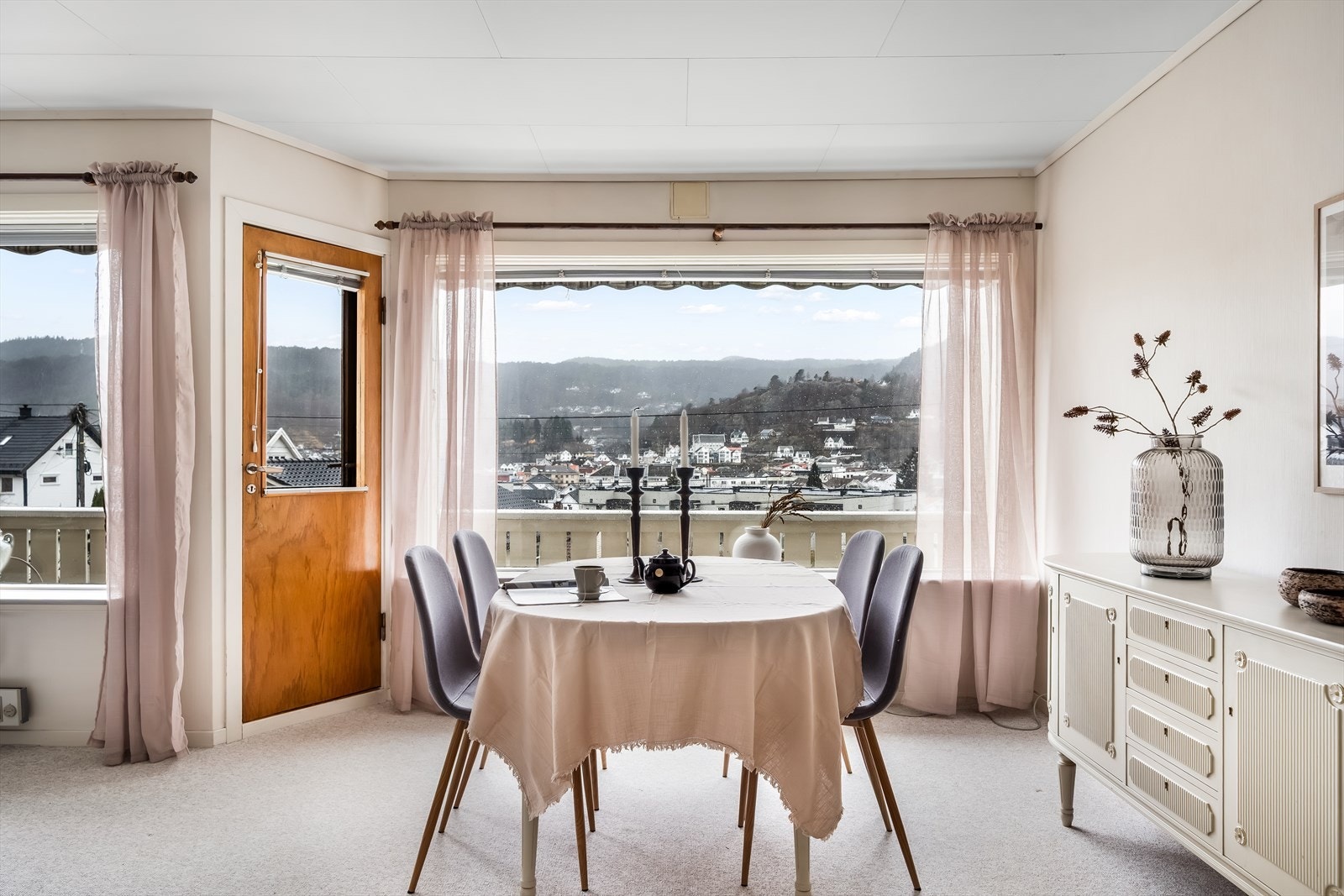 Store vindusflater med mye sol og flott utsikt. Galleribilde