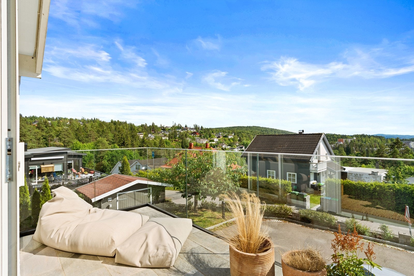 Videre er det fra vinterhagen utgang til en herlig terrasse på 8,4 m². Galleribilde