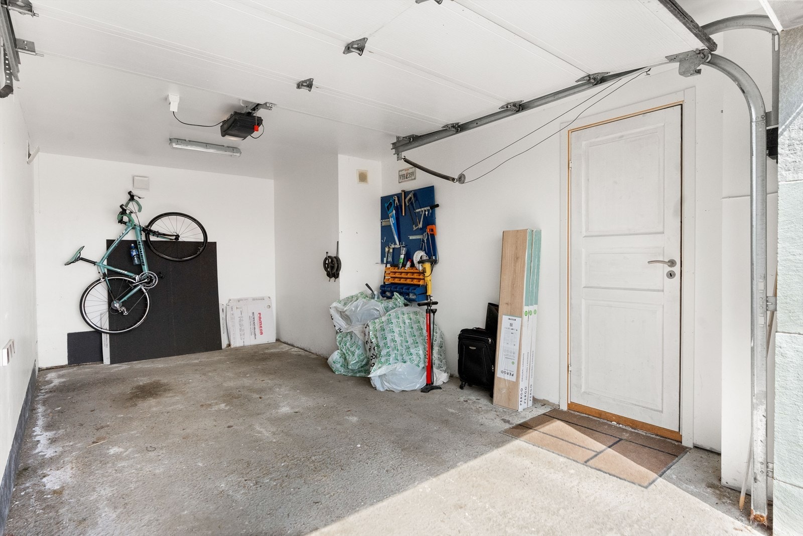 Parkering i garasje med elektrisk port. Galleribilde