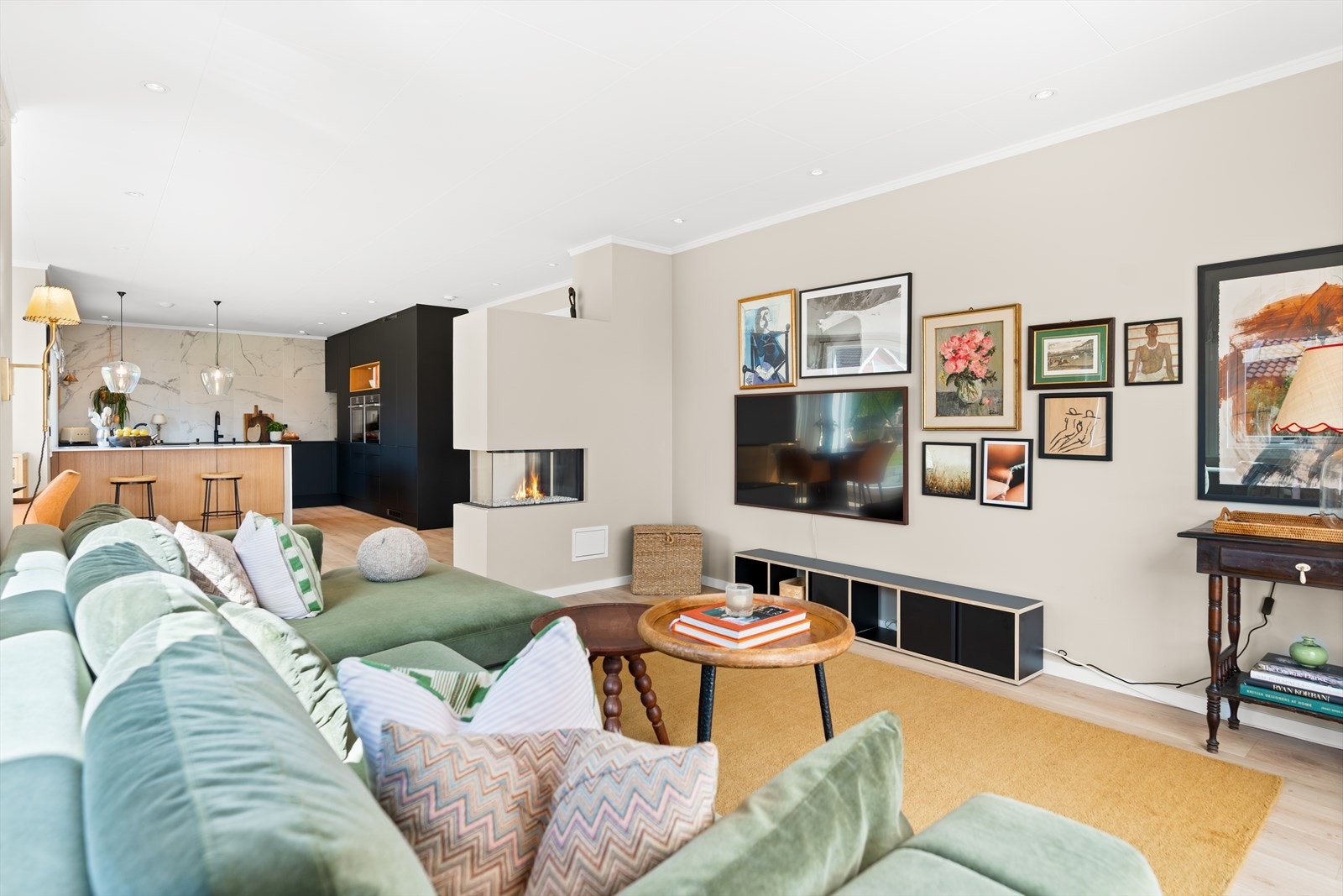 I stuen er det god plass til sofaseksjon og tv-møbel i den ene enden, samt plass til spisebord mot kjøkkenet. Galleribilde