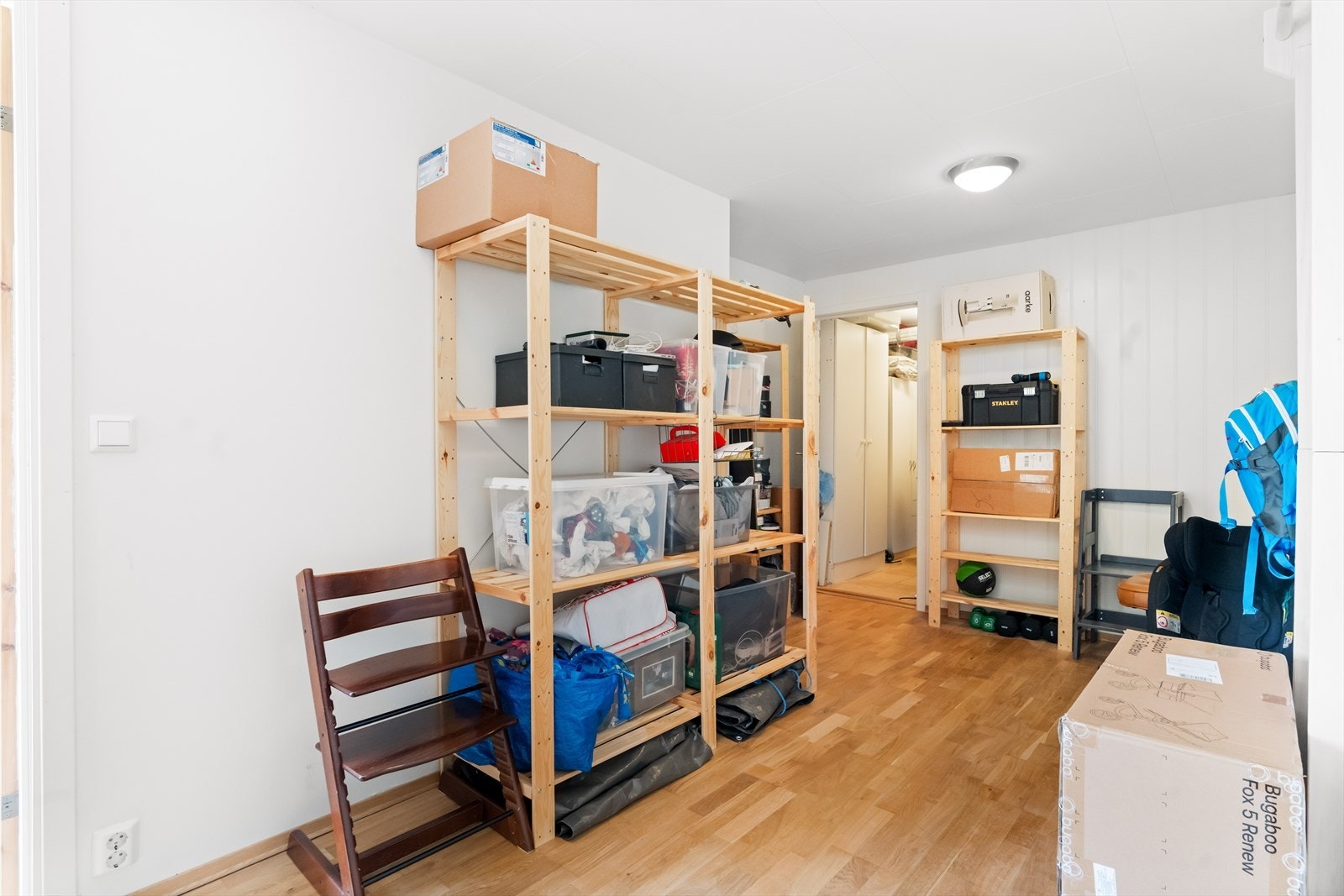 Garasjen har inngang til en praktisk innvendig bod, med videre inngang til enda en bod. Galleribilde