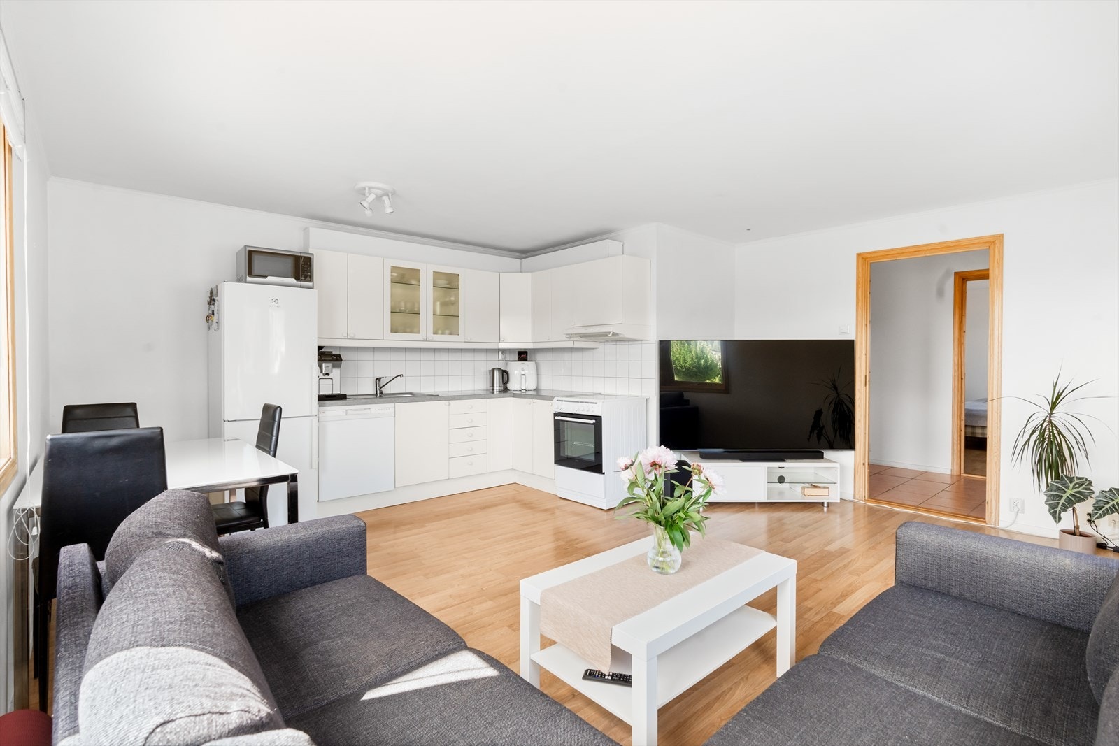 Her er det plass til sofaseksjon, tv-møbel og spiseplass. Galleribilde