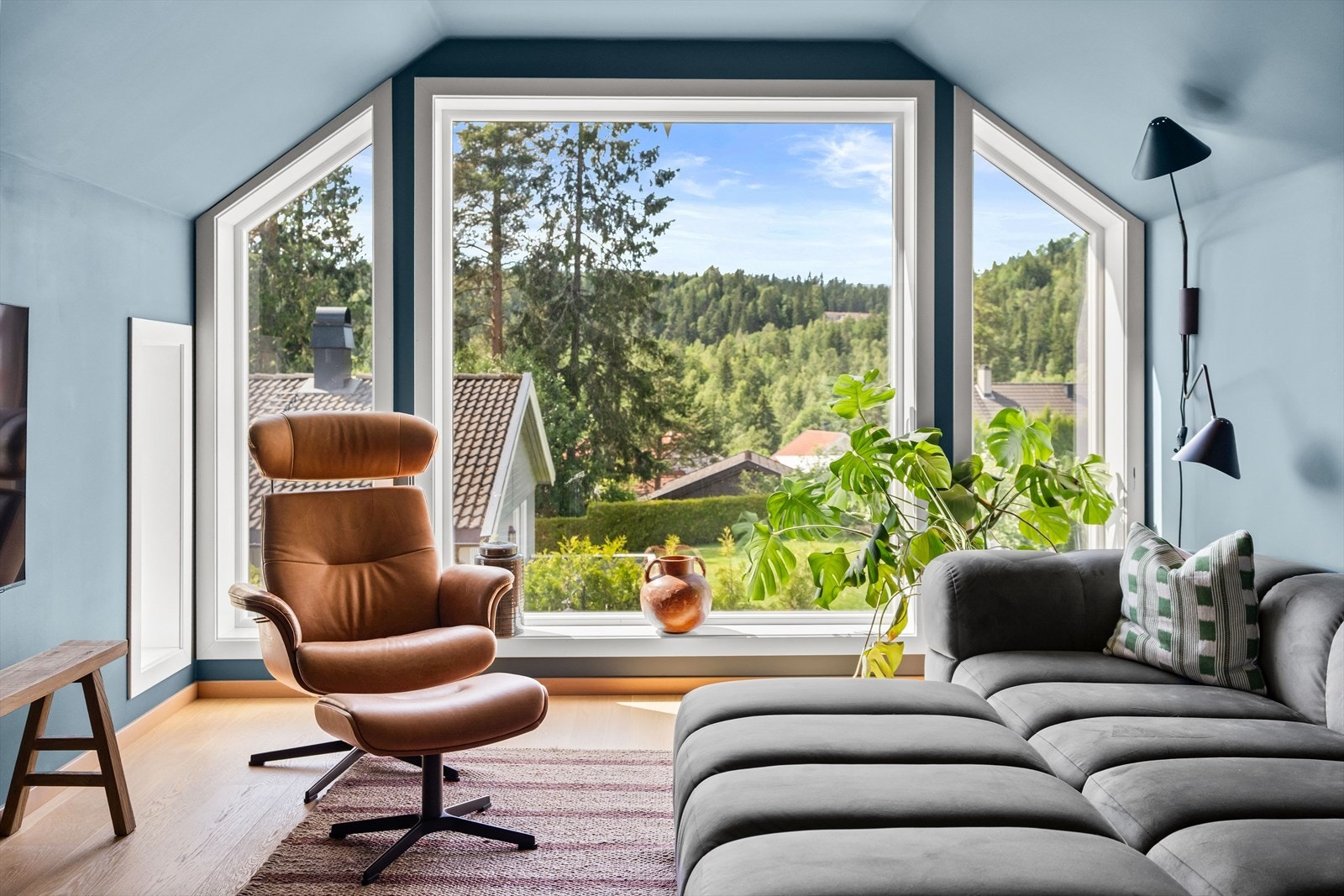 Det er god plass til sofaseksjon, tv-møbel og øvrig innredning - perfekt når barna har med venner hjem fra skolen! Galleribilde