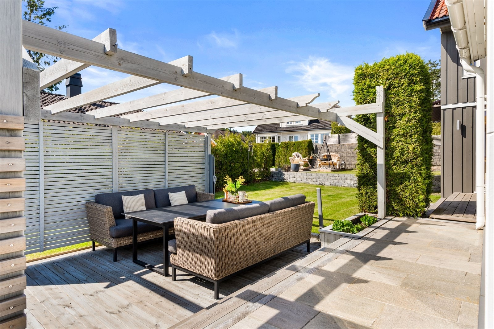 På den ene terrassen er det montert en koselig pergola. Galleribilde
