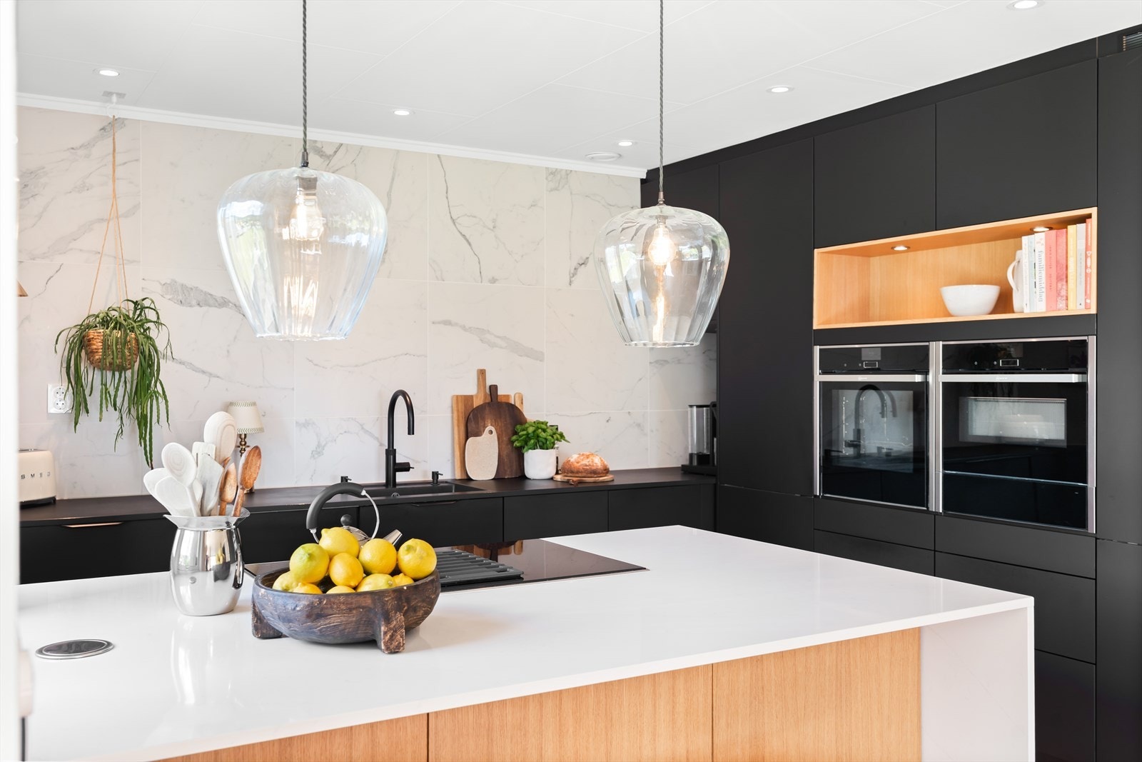 Kjøkkenet har integrert oppvaskmaskin, to stekeovner og integrert kjøle-/fryseskap. Det er også installert Quooker på kjøkkenet. Galleribilde