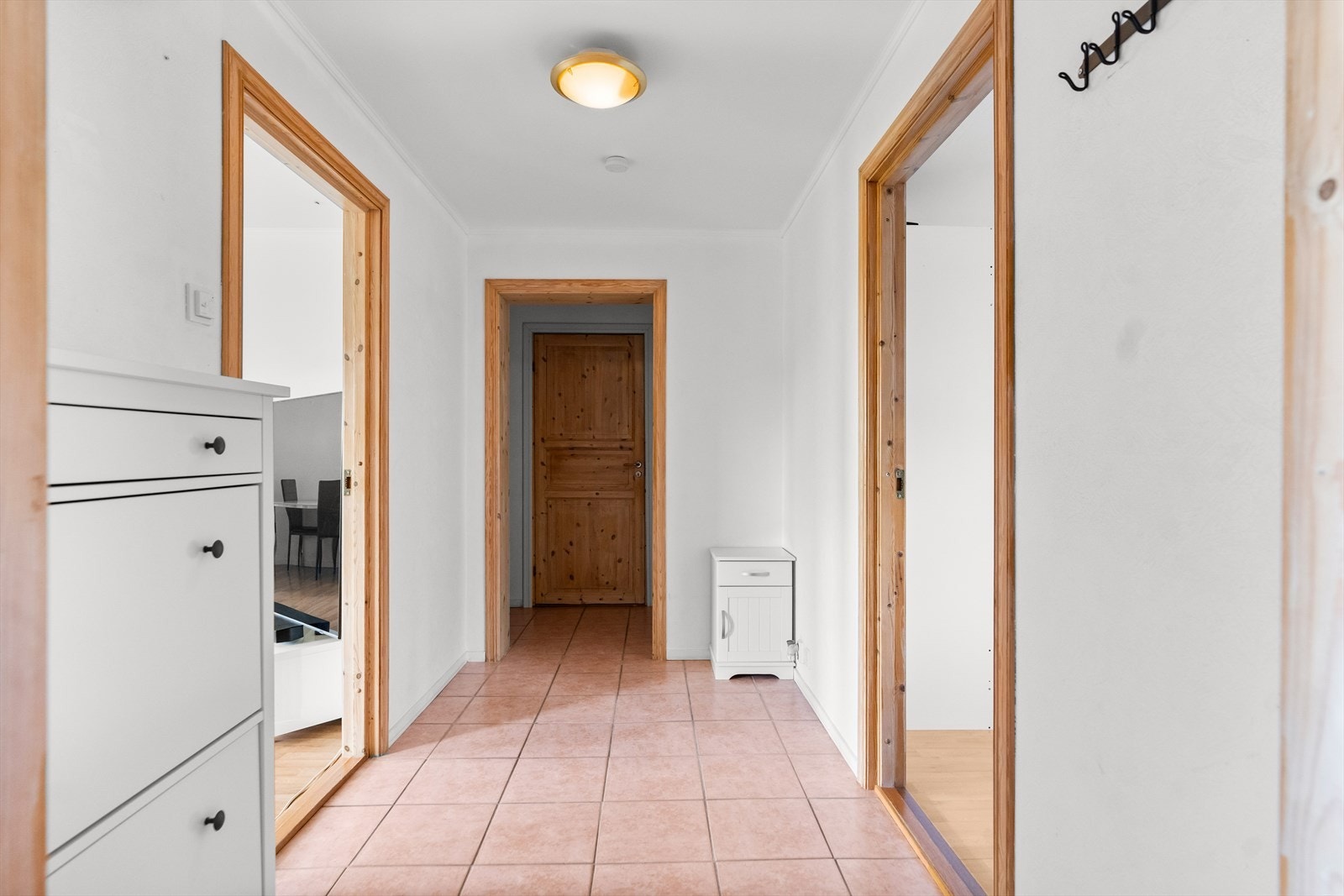 Utleiedelen har egen inngang fra bakkeplan. Vel inne er det etablert en egen entré, med plass til garderobe. Galleribilde