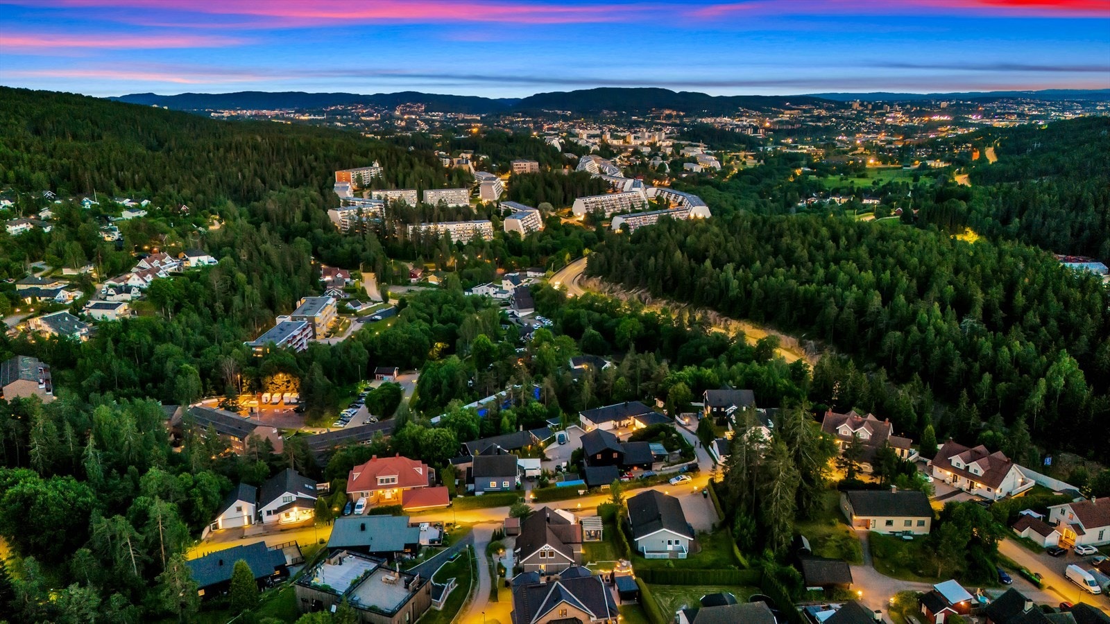 Eiendommen ligger i et rolig og meget barnevennlig boligområde på Gjelleråsen, syd i Nittedal kommune, nær grensen til Oslo. Galleribilde