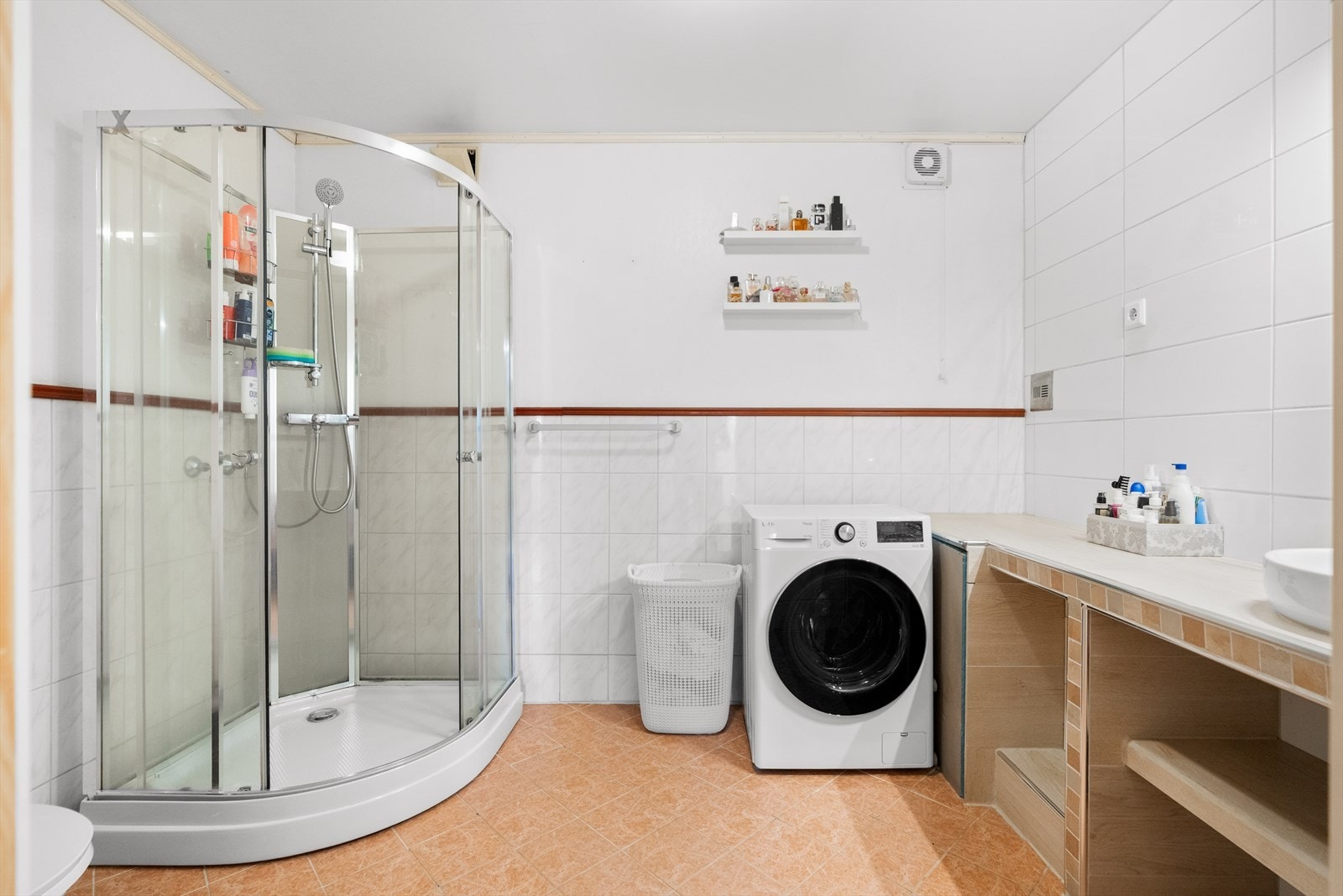 Videre rommer utleiedelen et flislagt baderom, innredet med oppmurt benk med servant, toalett og et dusjhjørne. I tillegg har badet opplegg for vaskemaskin. Galleribilde