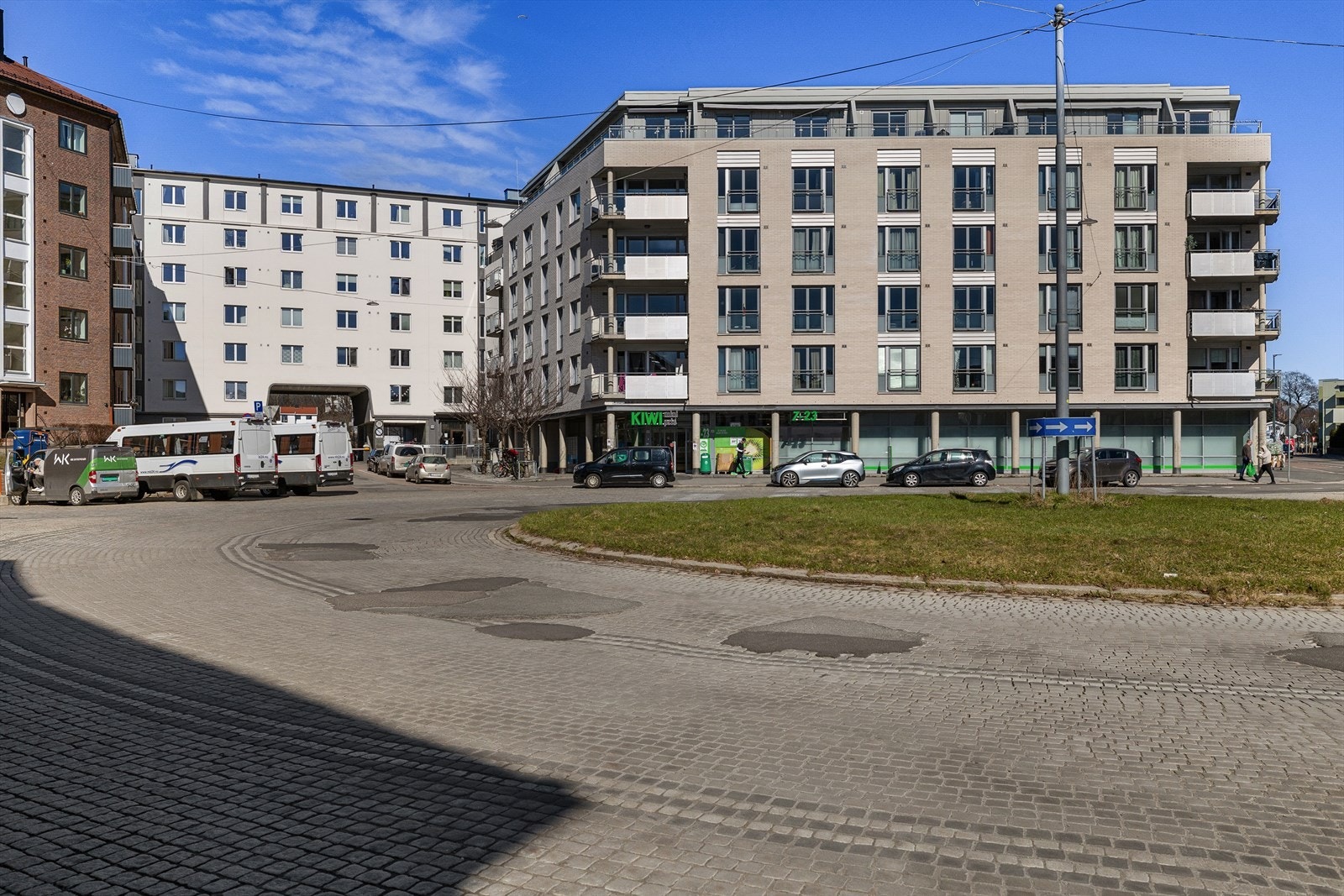 I nærområdet finnes flere matvarebutikker som KIWI, Rema 1000 eller Meny som alle ligger rett utenfor leiligheten. Galleribilde