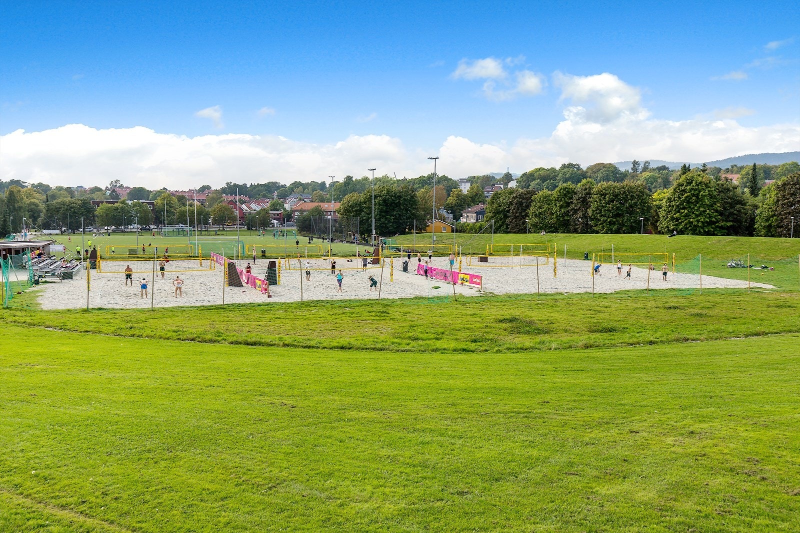 Rett ved ligger populære Voldsløkka med fotballbaner, tennisbane, volleyballbaner, skøytebane, og skiløype om vinteren - også perfekt for en joggeøkt. Galleribilde
