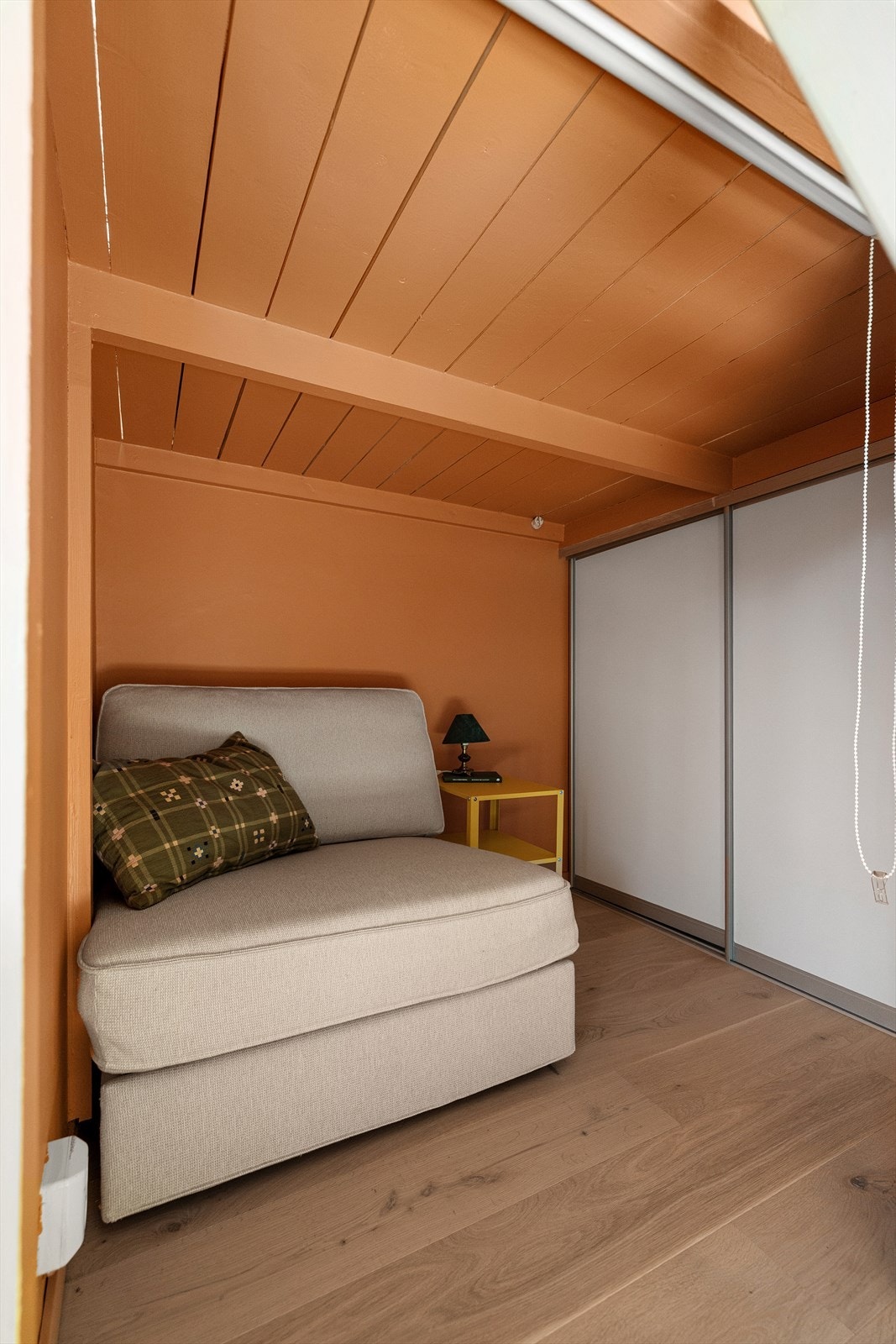 Under hems har du fin plass til møblering, samt godt med oppbevaring i skyvedørsgarderobe. Galleribilde