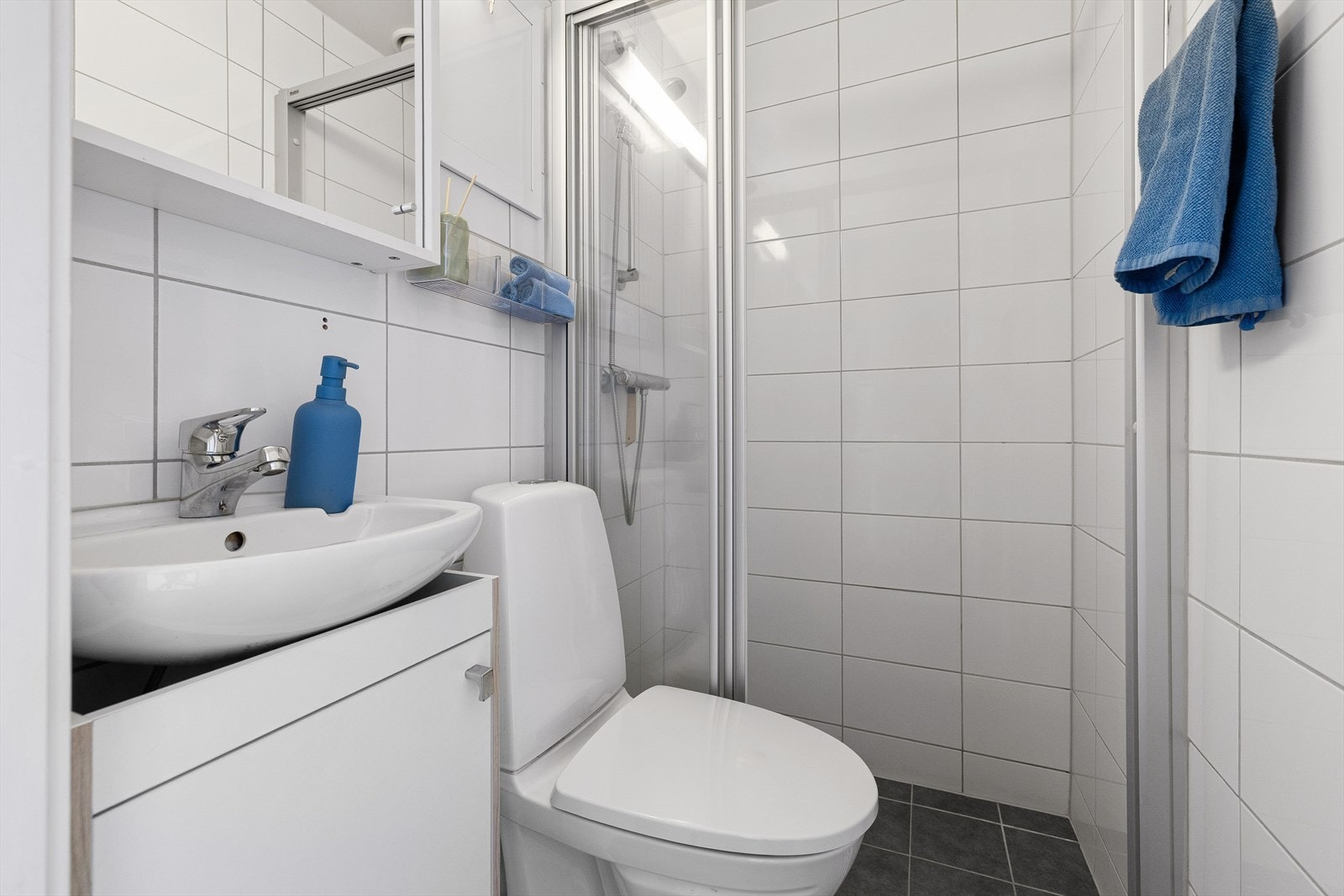 Flislagt bad pusset opp i regi av borettslaget i 2014 med gulvvarme. Badet er utstyrt med gulvstående servant og dusj med skyvedør og bunnskinne. Det er speil og overlys med stikkontakt på vegg over servant. Galleribilde
