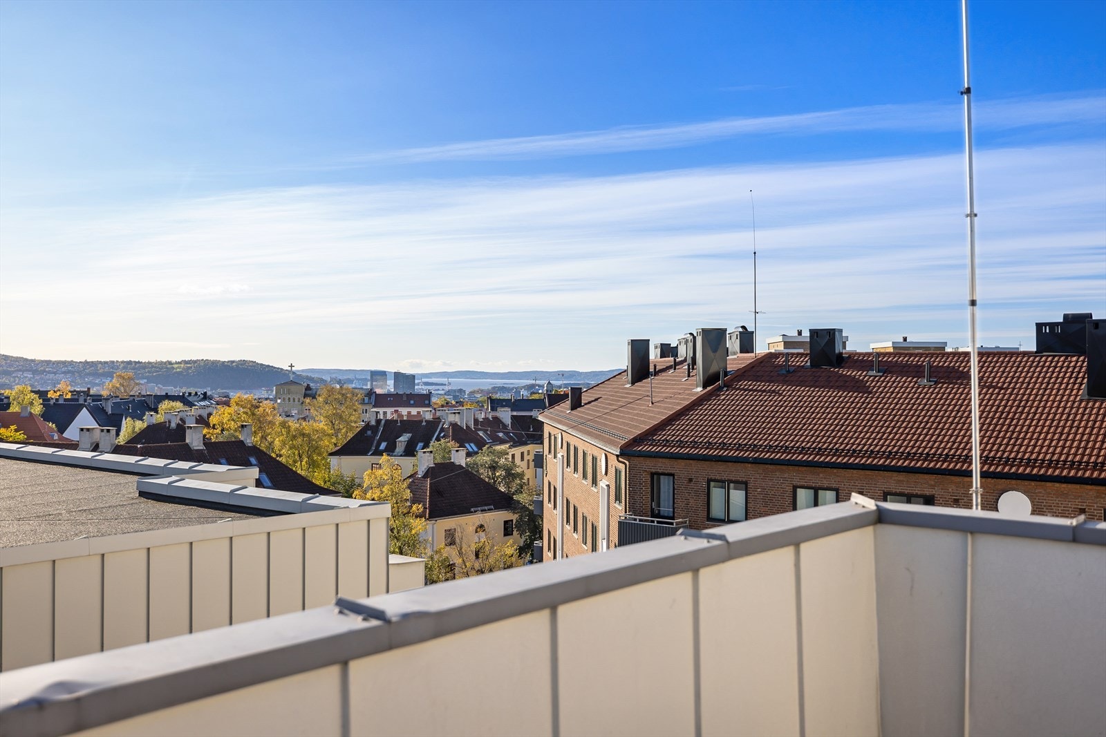 Borettslaget har to flotte takterrasser med gode solforhold med fin utsikt over hele Oslo, grøntarealer og Holmenkollen. Galleribilde