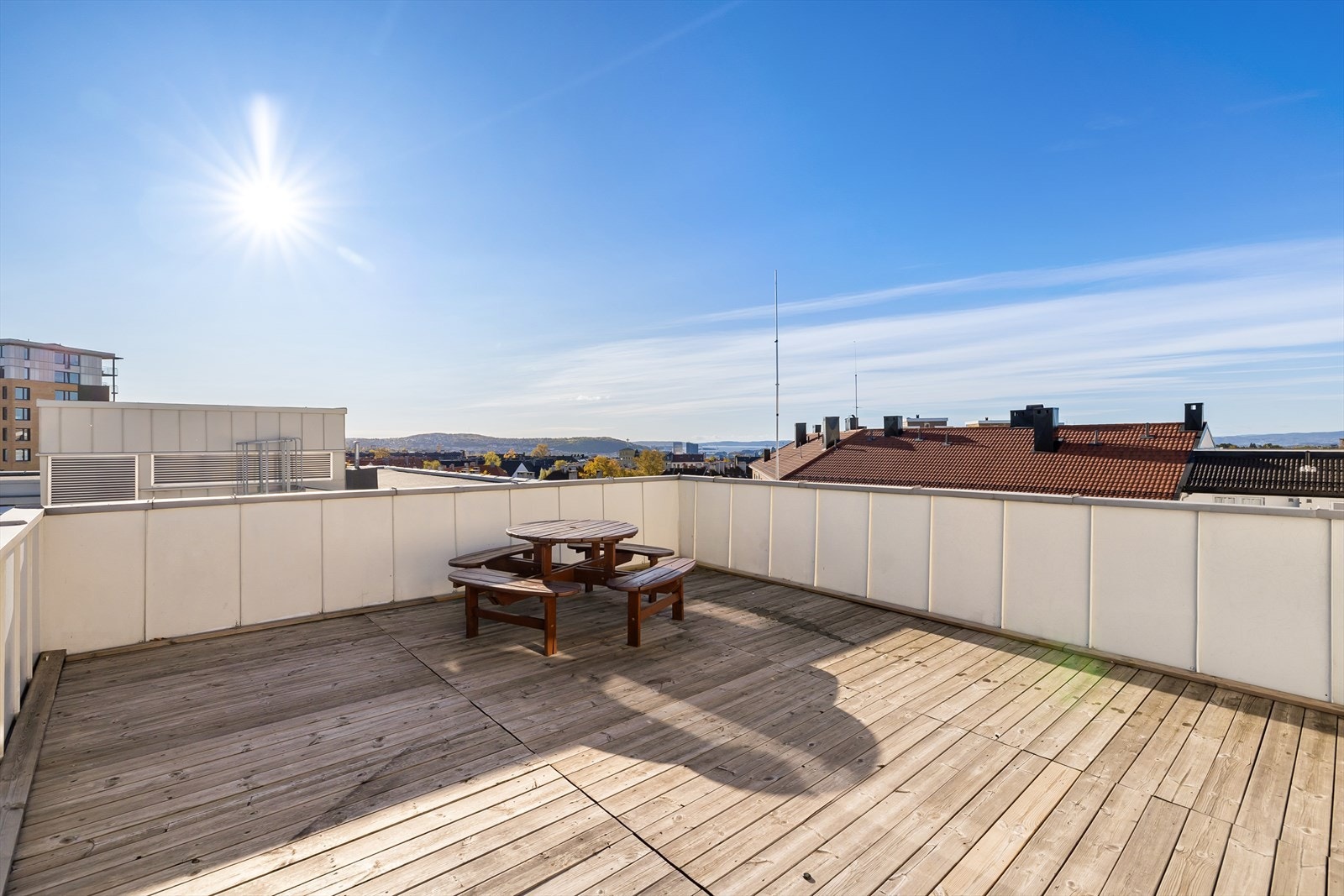 Takterrassen byr på flotte solforhold og panoramautsikt. Her kan du nyte solrike dager! Galleribilde