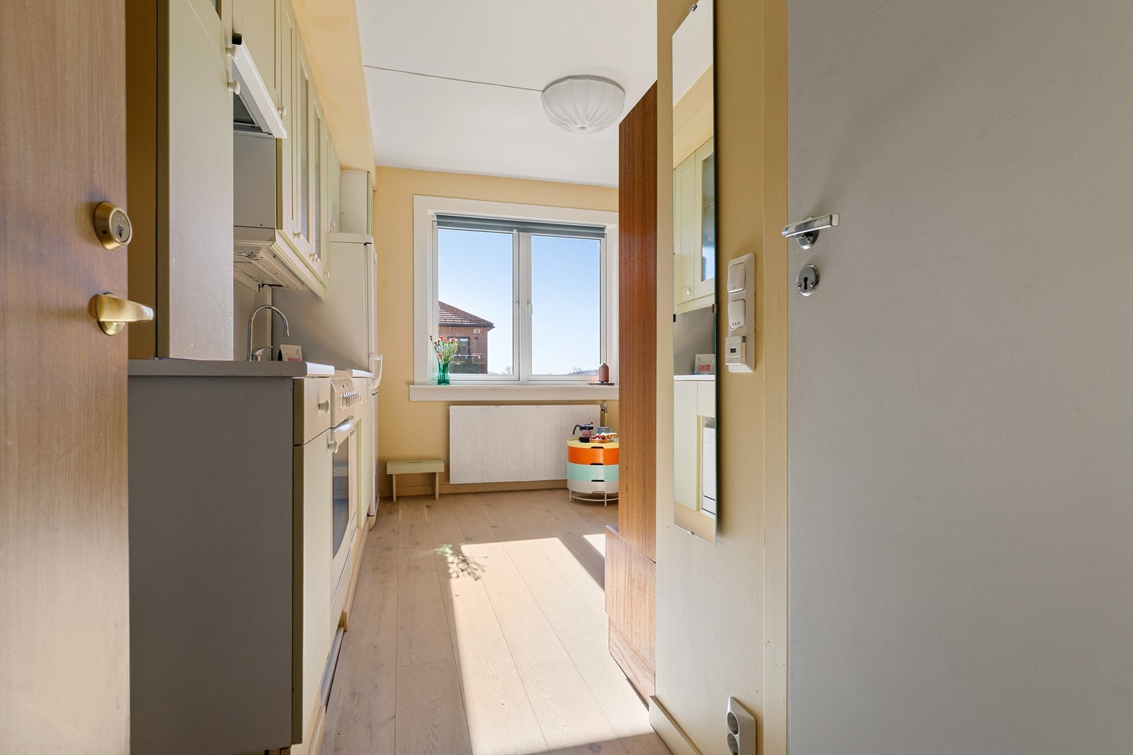 Du blir ønsket velkommen inn i en lys entré med oppheng for yttertøy. Leiligheten er belagt med parkett fra 2023. Galleribilde