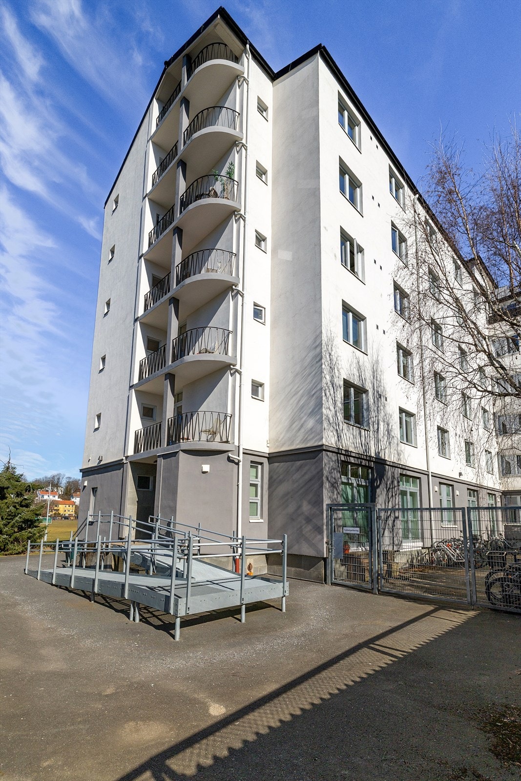 Attraktiv beliggenhet på Bjølsen, med kort vei til parker, idrettsbaner, treningstilbud, forretninger, matbutikker, cafeer og svært gode kollektivforbindelser med buss i umiddelbar nærhet. Galleribilde