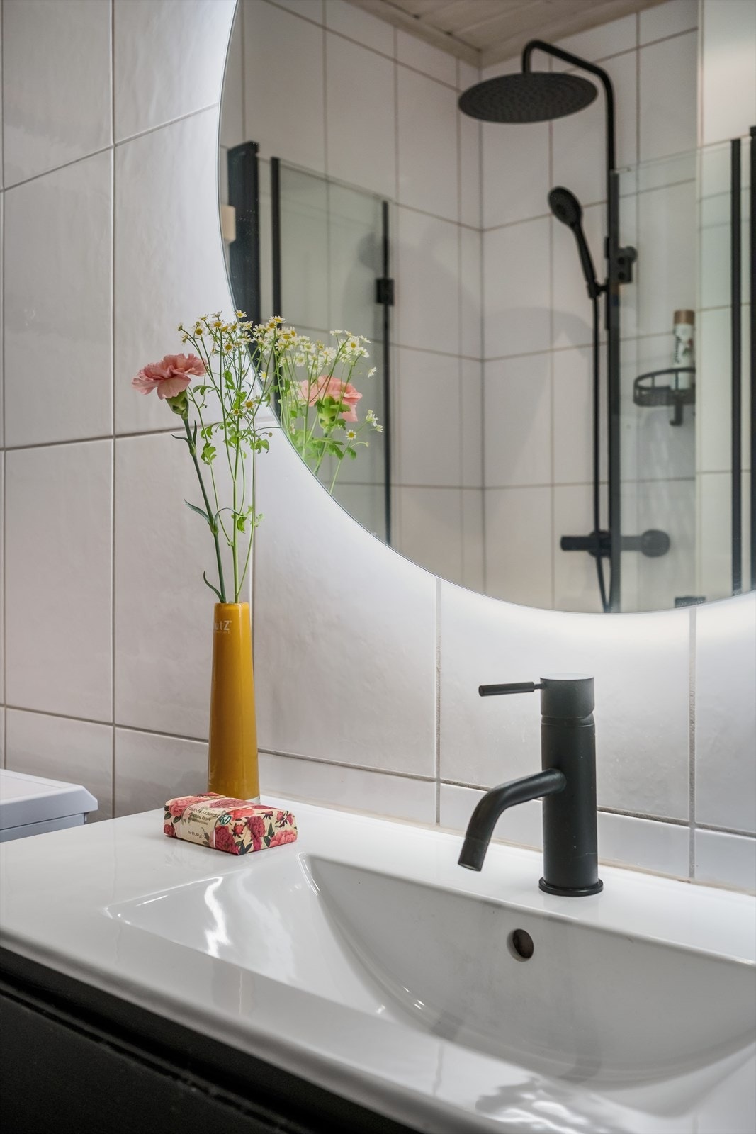 Over servanten er det rundt speil med belysning, og badet har behagelig elektrisk gulvvarme samt downlights i himling med panel. Galleribilde