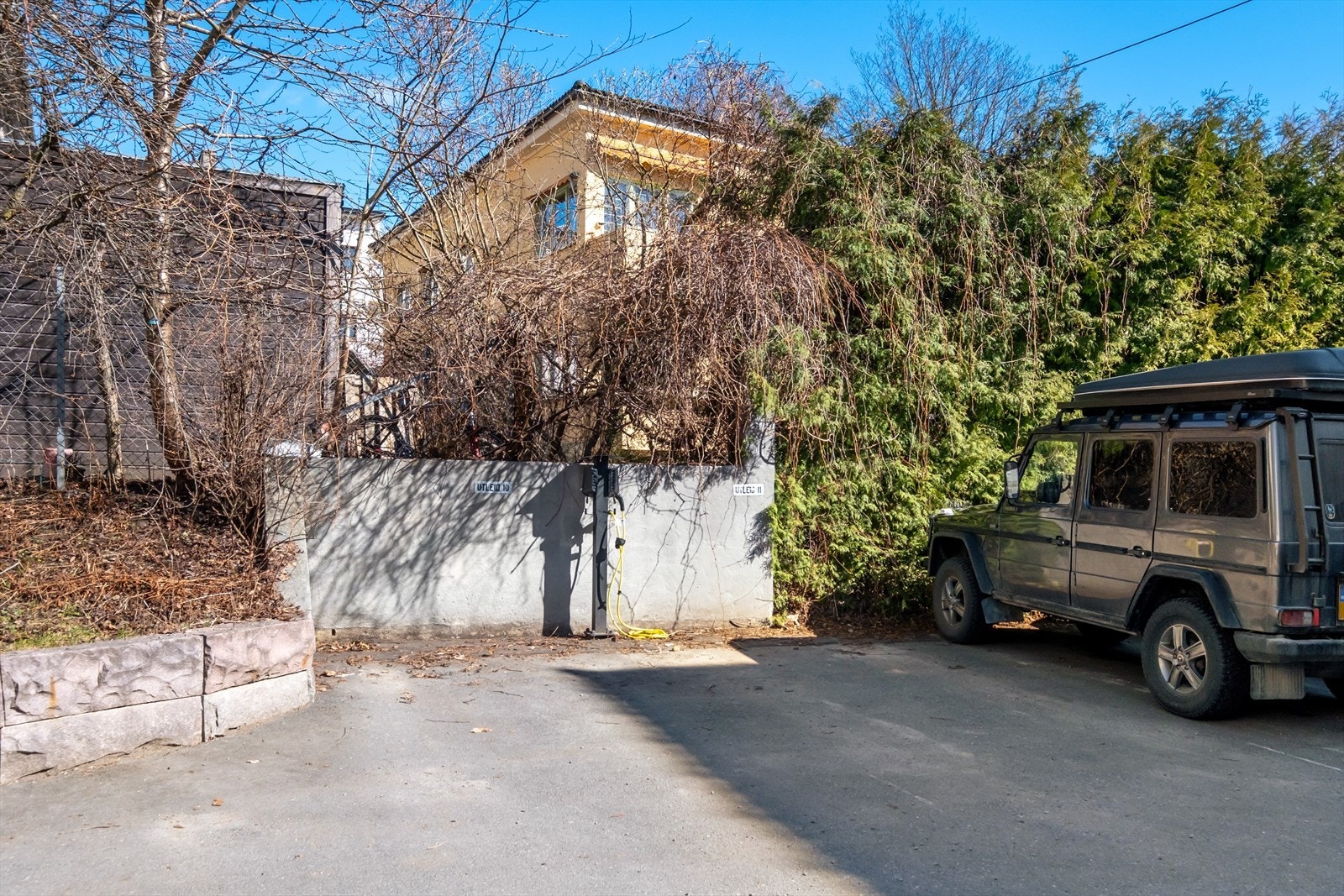 Parkeringsmuligheter med ladeanlegg i bakgården til borettslaget som leies ut etter liste. Galleribilde