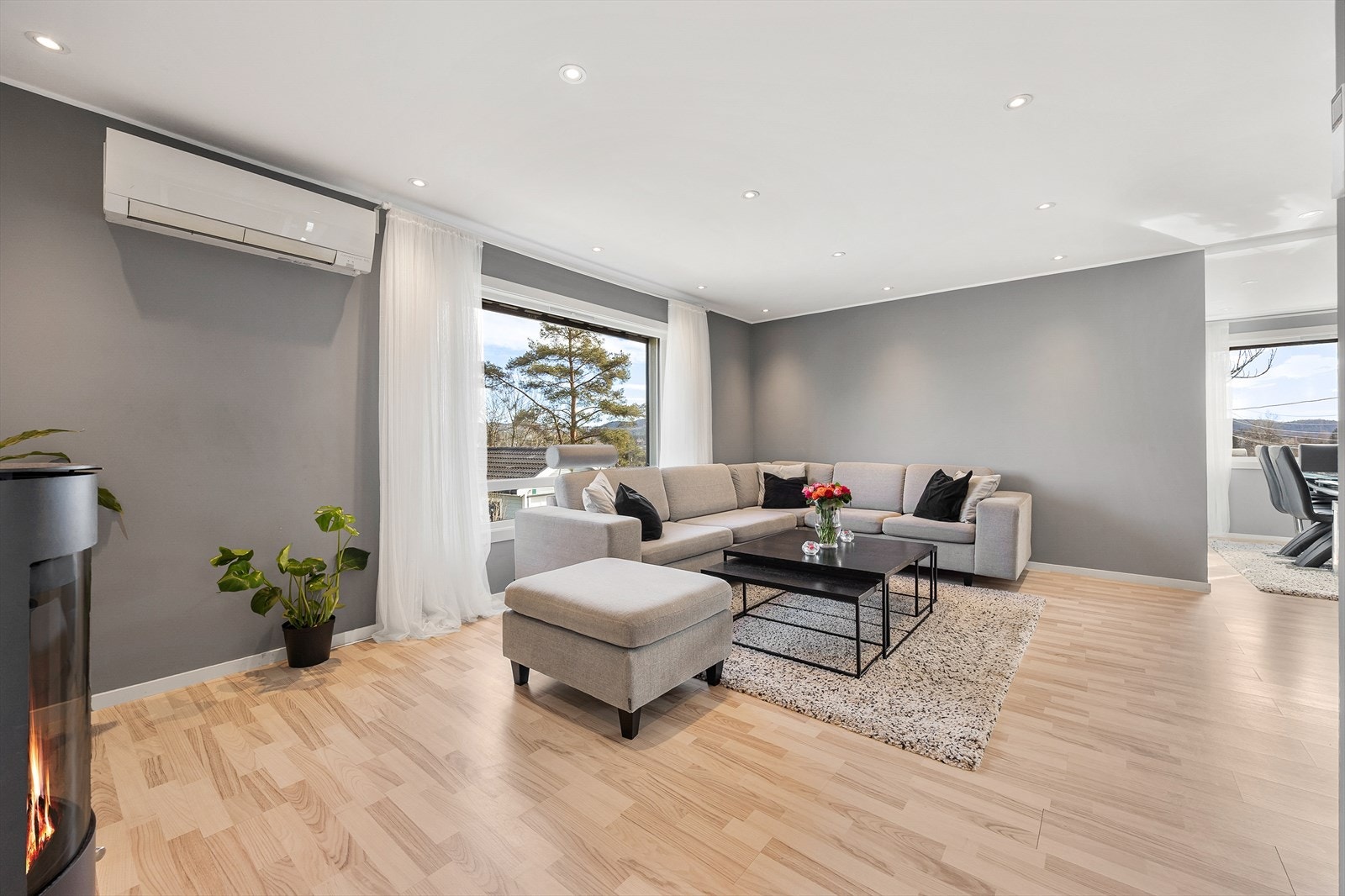 Stuen har en takhøyde på 2,37 meter og downlights i himlingen. Oppvarming skjer via en varmepumpe. Galleribilde