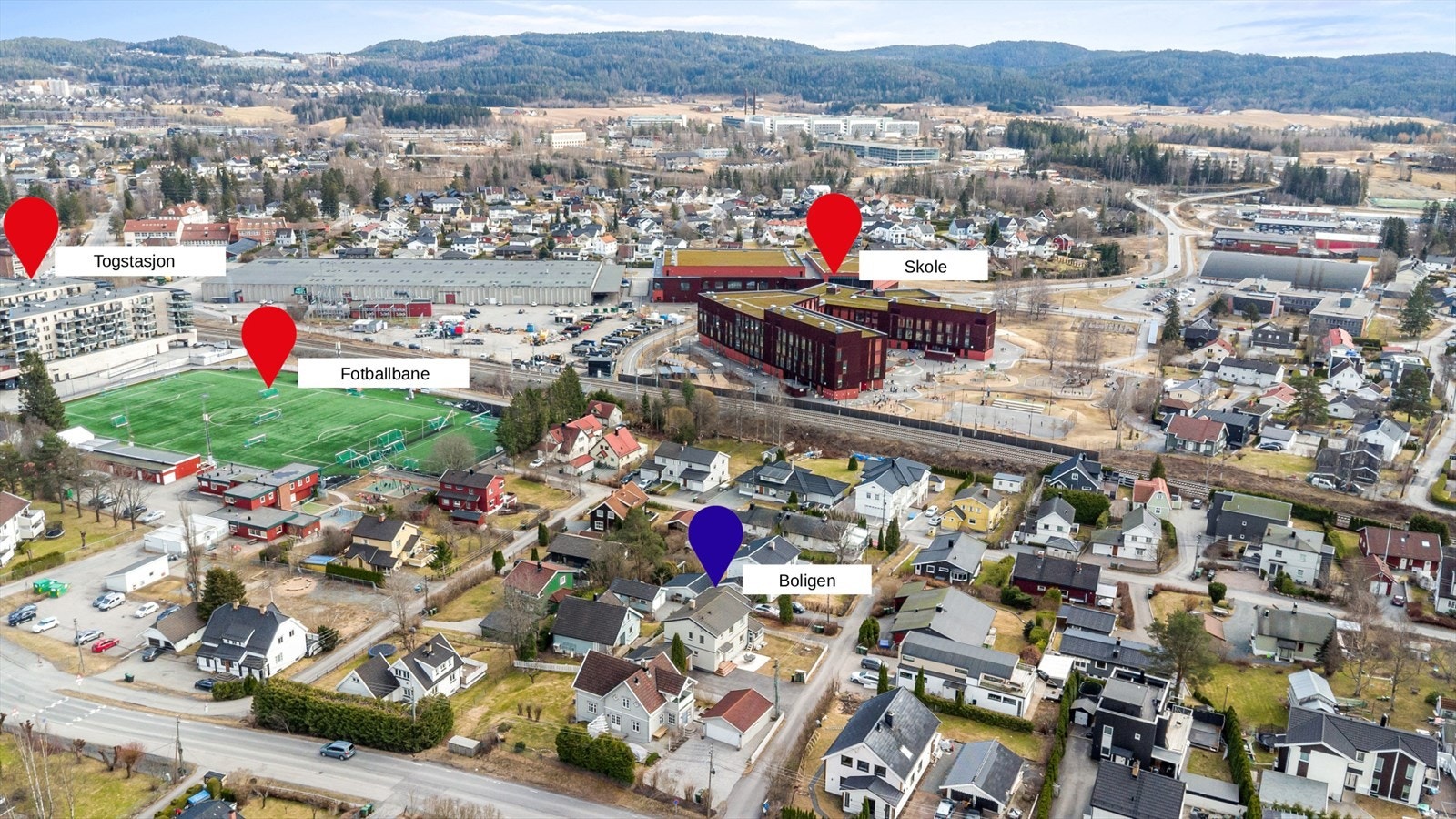 Kort gangavstand til Nye Fjellhamar skole (5 min) og Fjellhamar stadion (3 min). Det er en tunnel under togskinnene som tar deg til skolen fra boligen. Galleribilde
