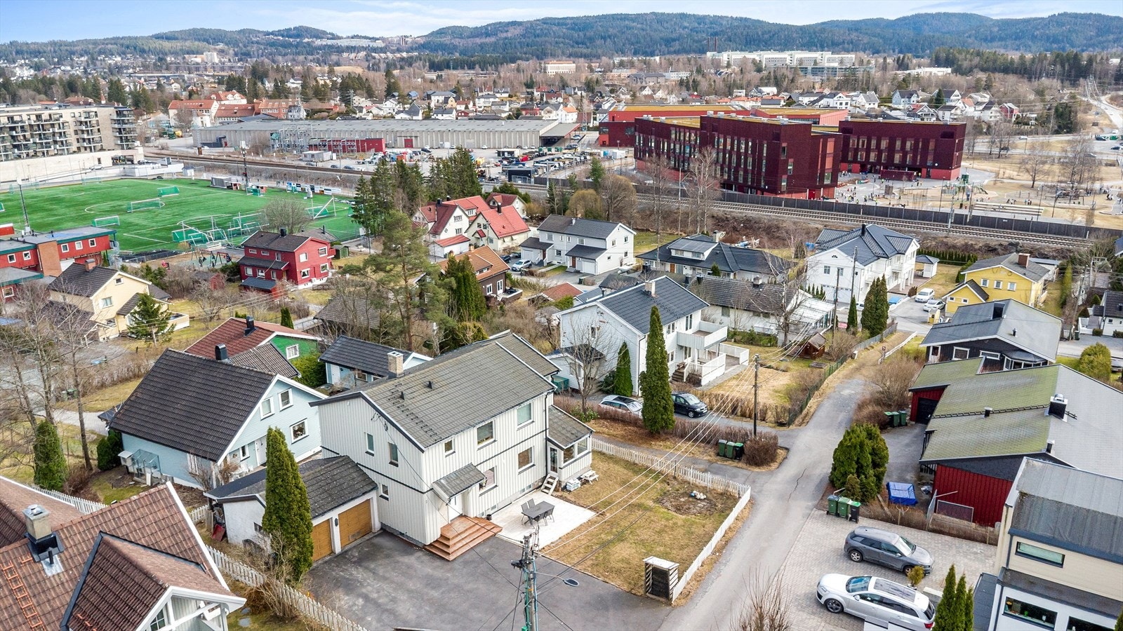 Dagligvarehandel som Coop Mega og Kiwi, samt apotek, er innenfor en radius på 5-9 minutters gange. Galleribilde