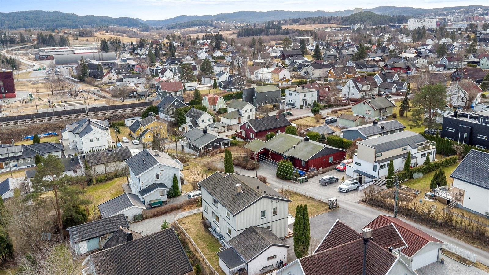 Fjellhamar stasjon ligger kun 7 minutters gange unna, med hyppige avganger mot Oslo og Lillestrøm. Galleribilde