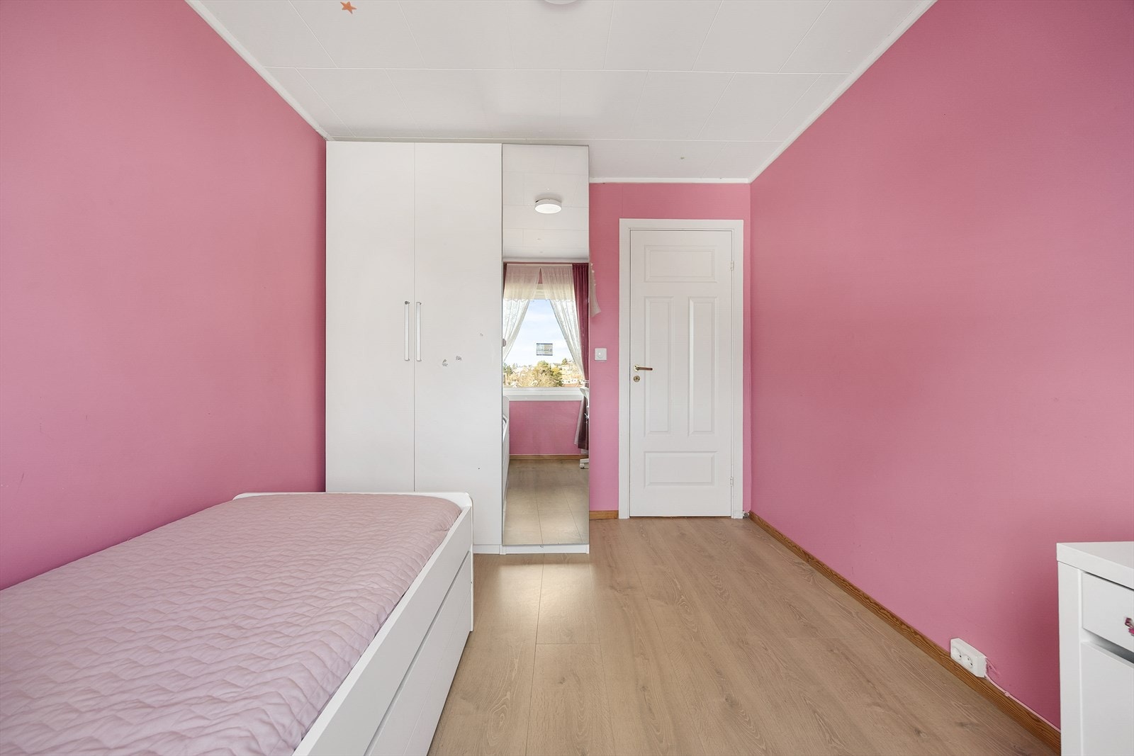 Rommet har plass til seng, skrivepult og oppbevaring. Galleribilde