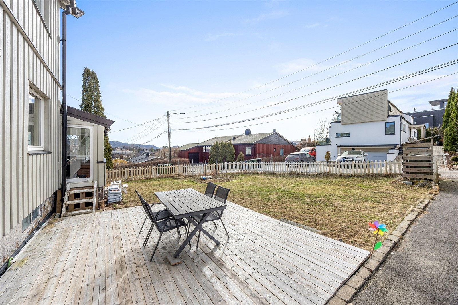 Uteområdet inkluderer en felles terrasse i trekonstruksjon på ca. 22 m². Galleribilde