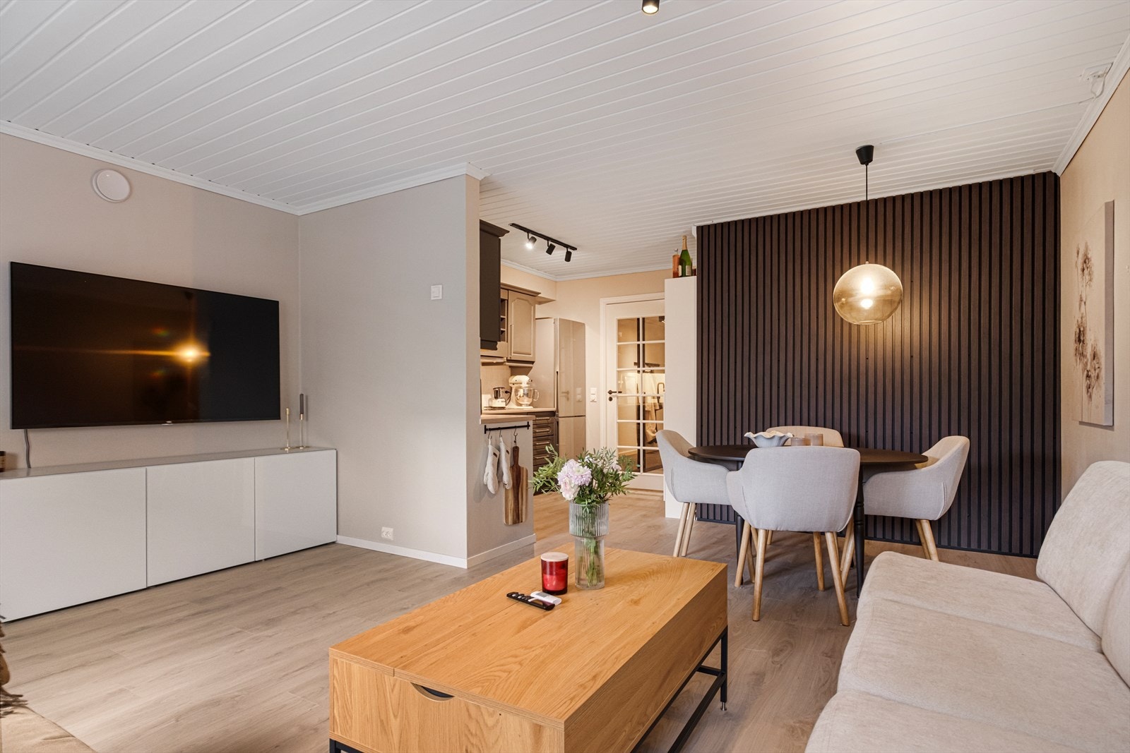 Stuen er lys og romslig Galleribilde