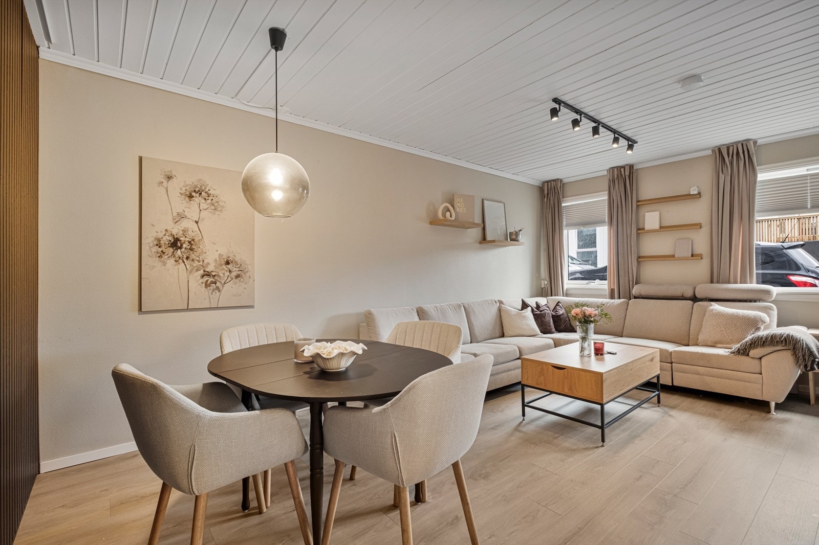 God plass til både en stor sofagruppe og spisebord Galleribilde